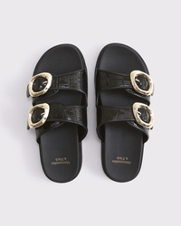 Sandalias tipo slide con acabado grabado tipo cocodrilo