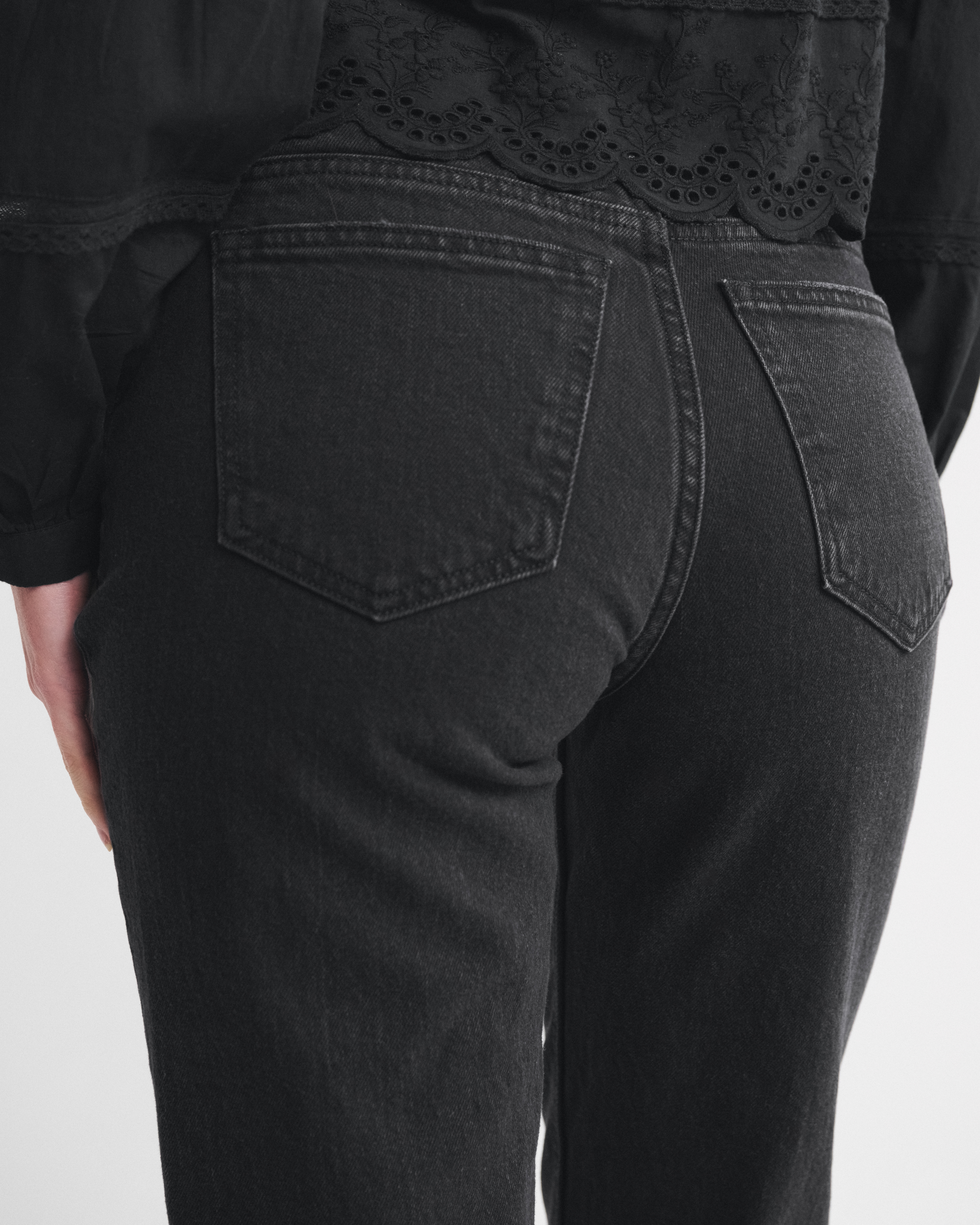 Abercrombie & Fitch Mid Rise 90s Straight Jean In Black