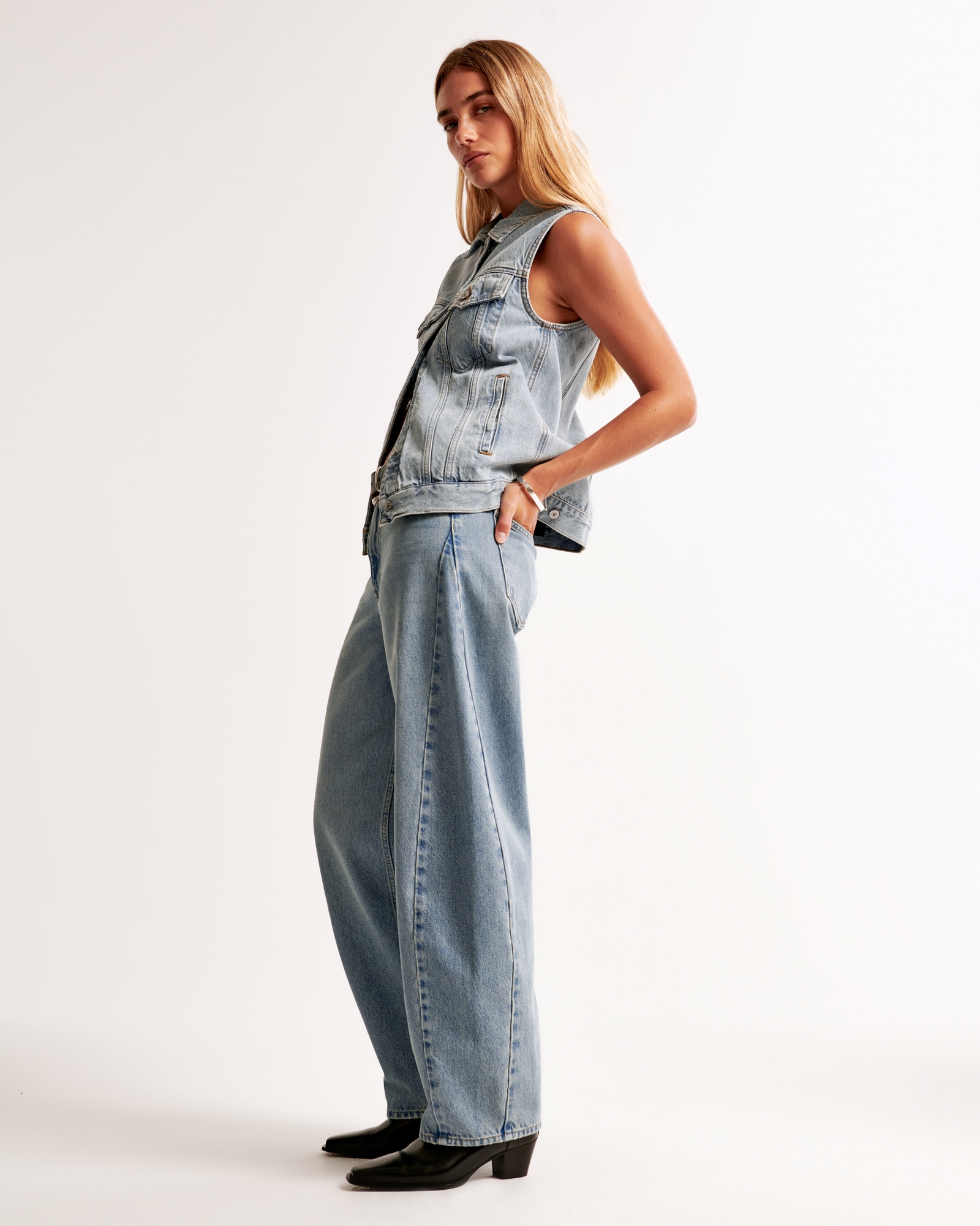 Mid Rise Barrel Jean