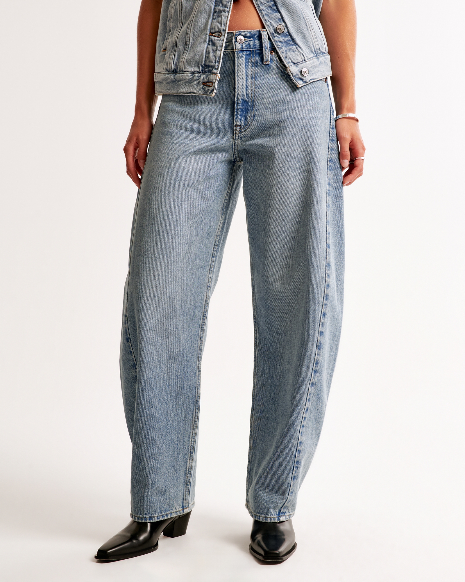 Mid Rise Barrel Jean