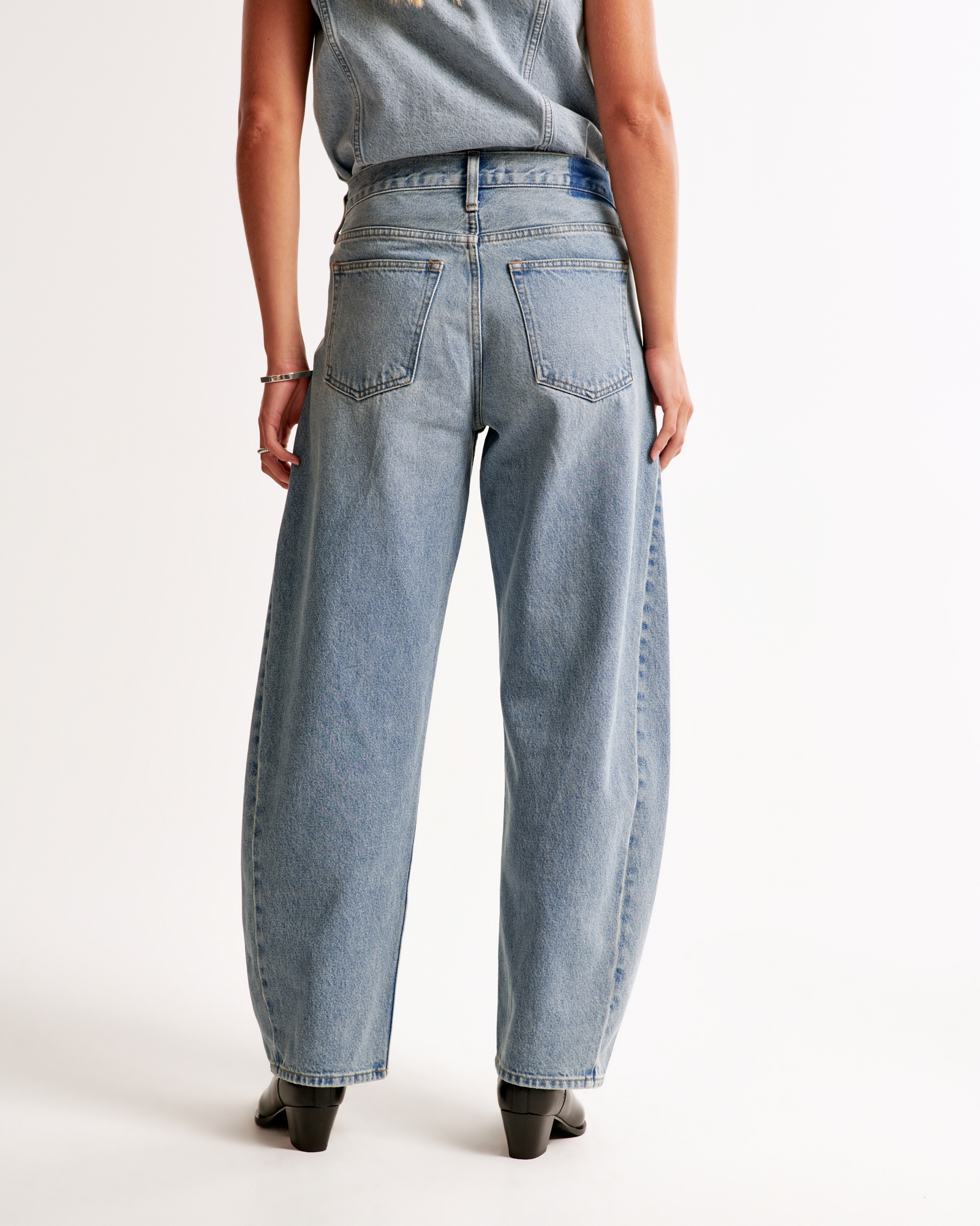 Mid Rise Barrel Jean