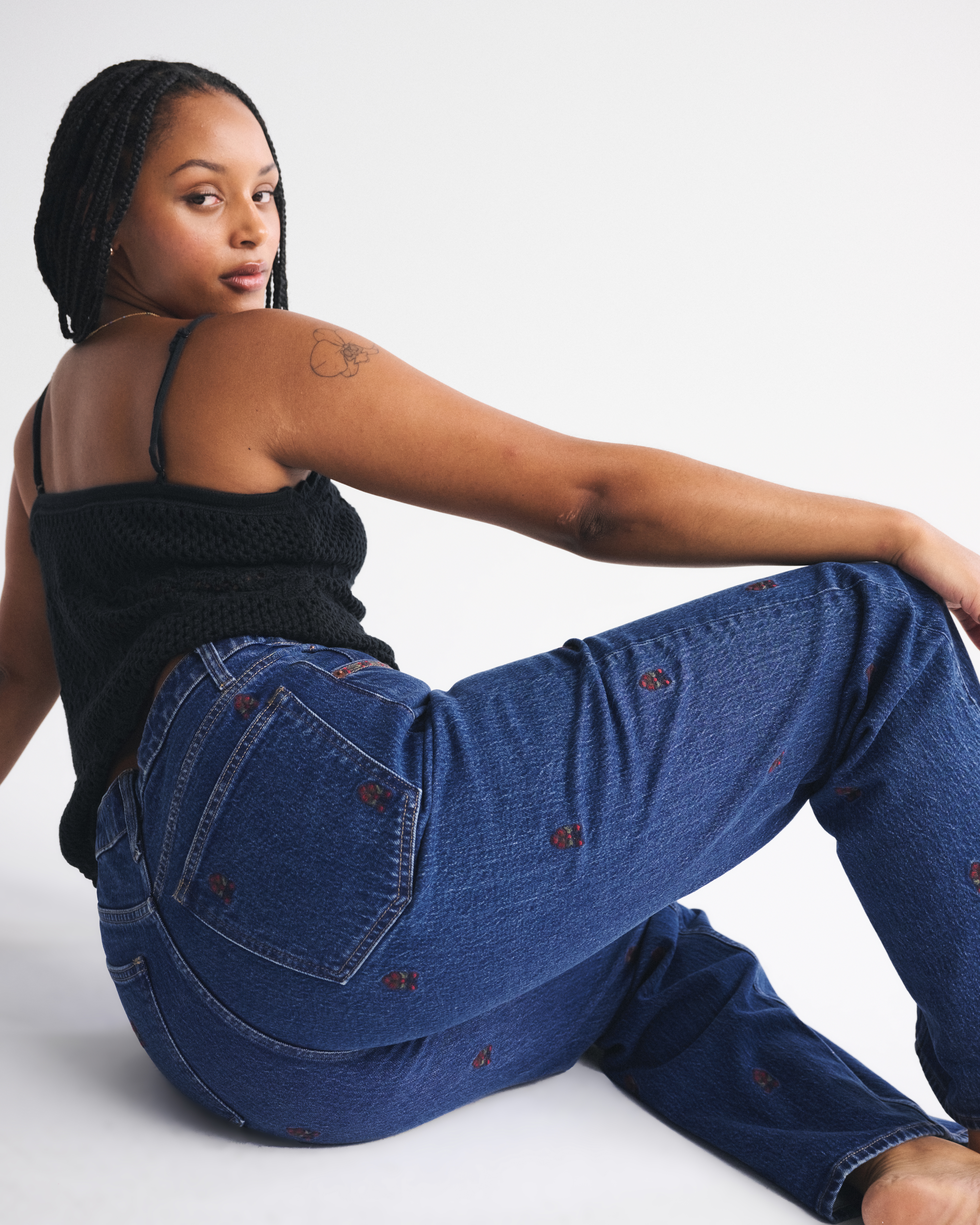 Женские джинсы Abercrombie & Fitch Curve Love High Rise 90s Relaxed Heart Embroidered Jean — фото 3