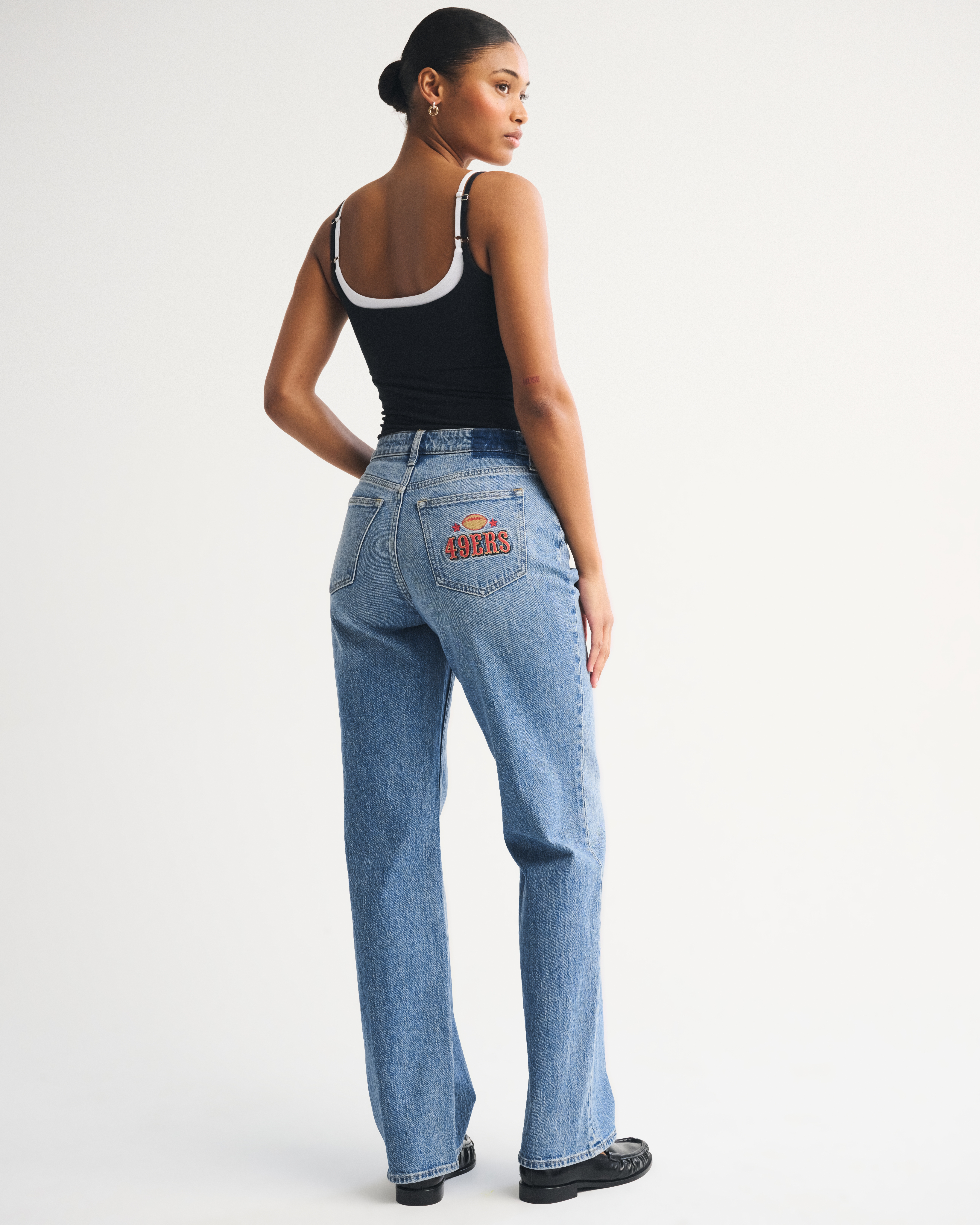 Женские джинсы Abercrombie & Fitch Curve Love High Rise 90s Relaxed San Francisco 49ers Embroidered Jean — фото 2