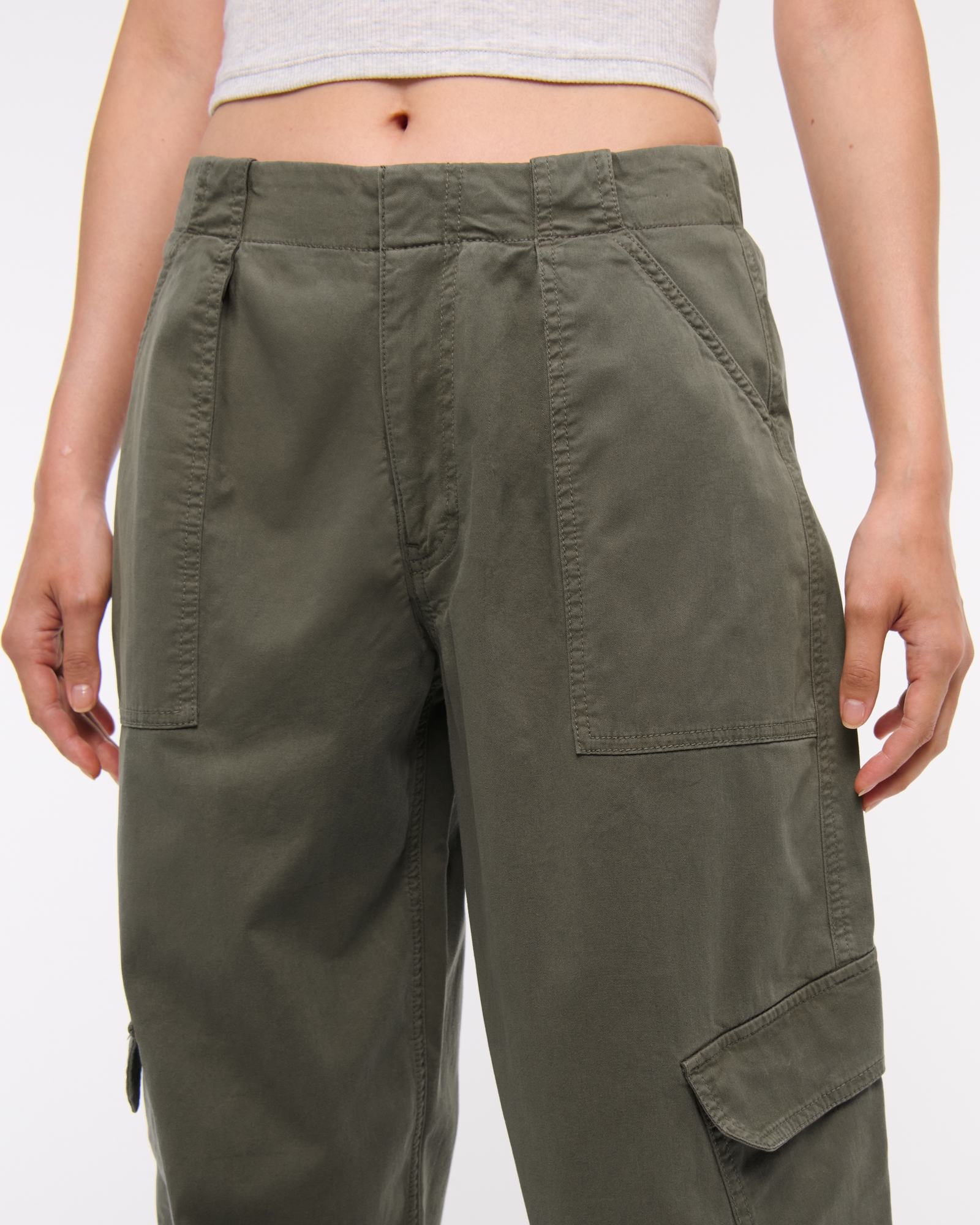 Mid Rise Barrel Cargo Pant