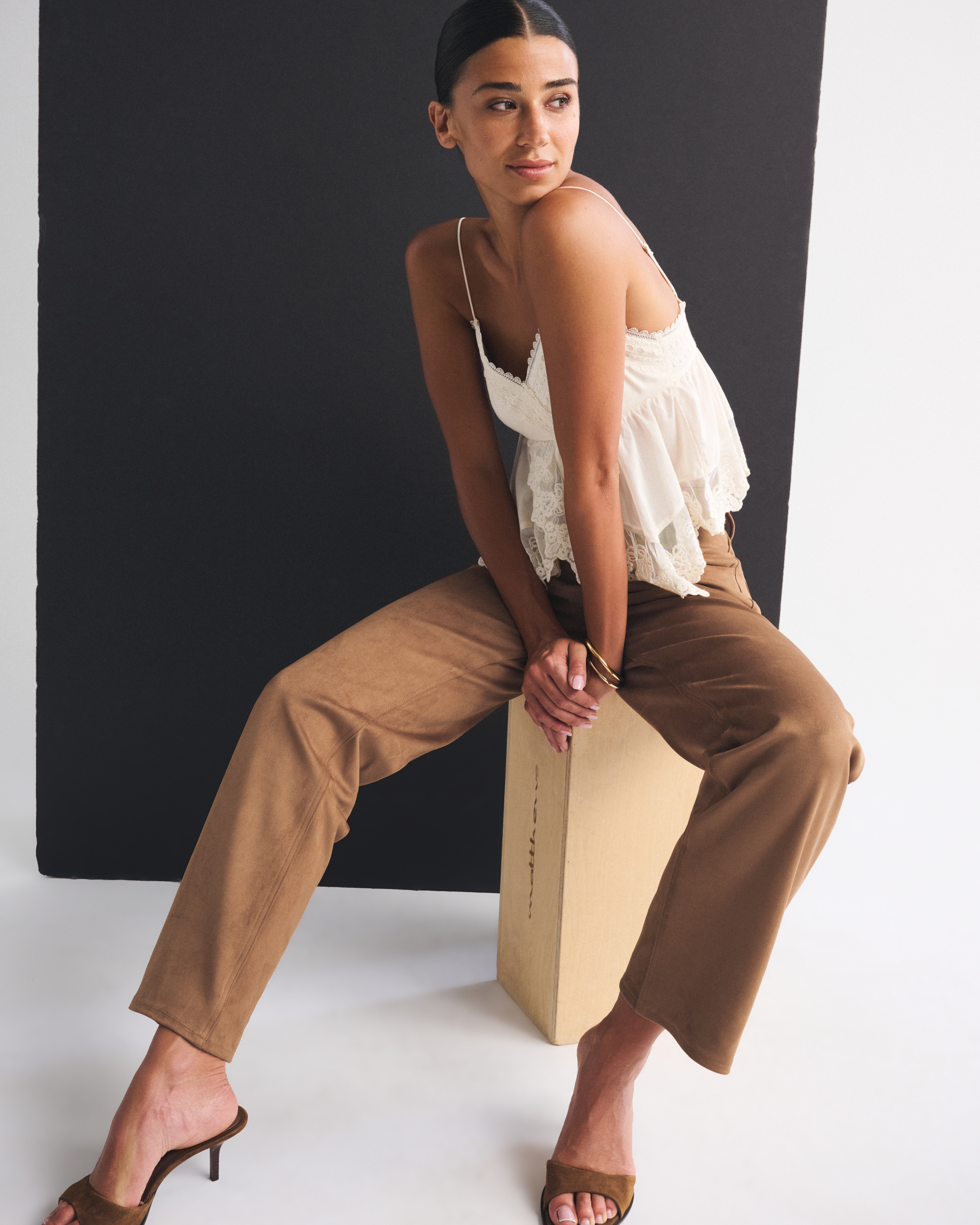 Женские брюки Abercrombie & Fitch Curve Love High Rise 90s Relaxed Vegan Suede Pant — фото 3
