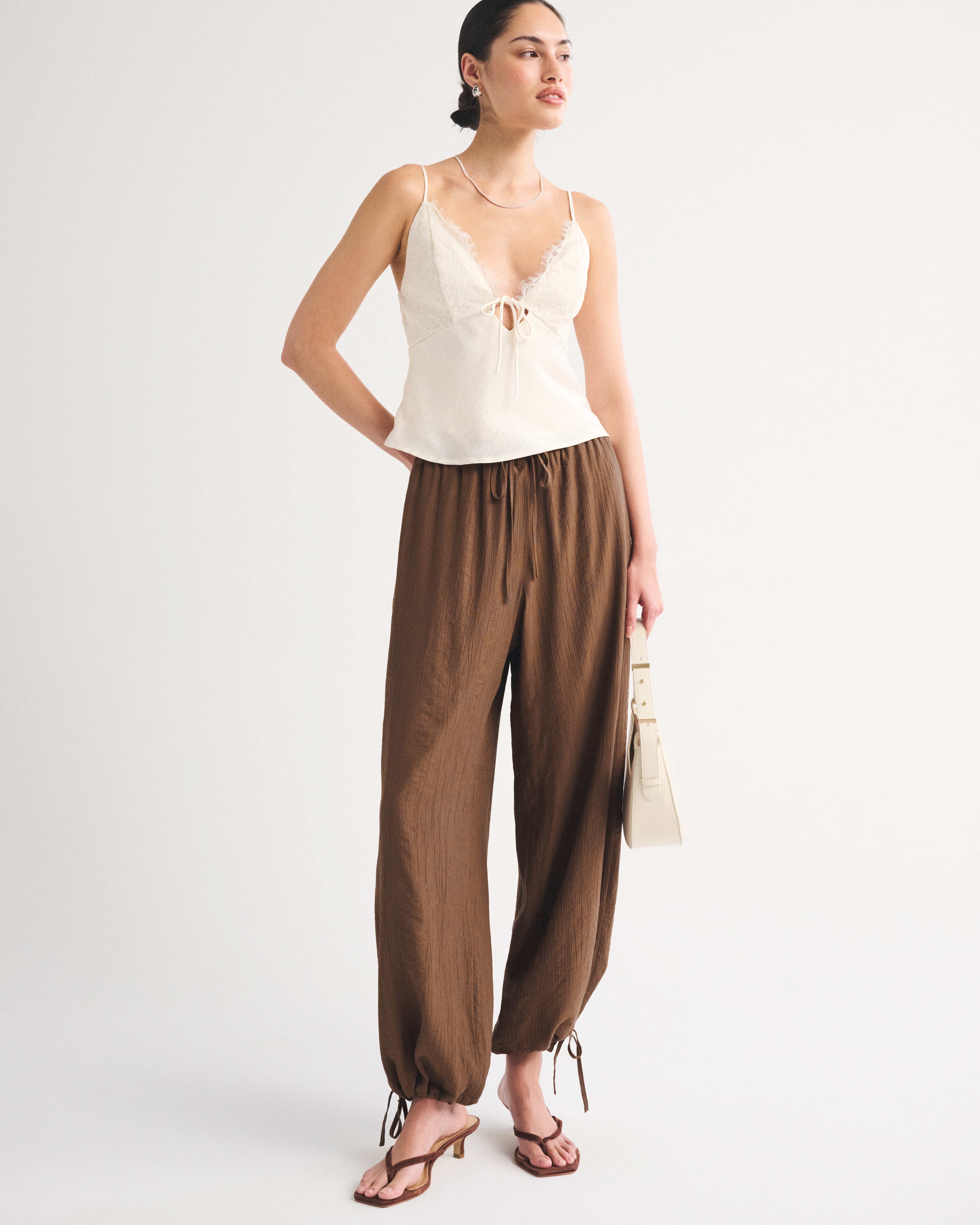 Женские брюки Abercrombie & Fitch Convertible Crinkle Balloon Pull-On Pant — фото 2