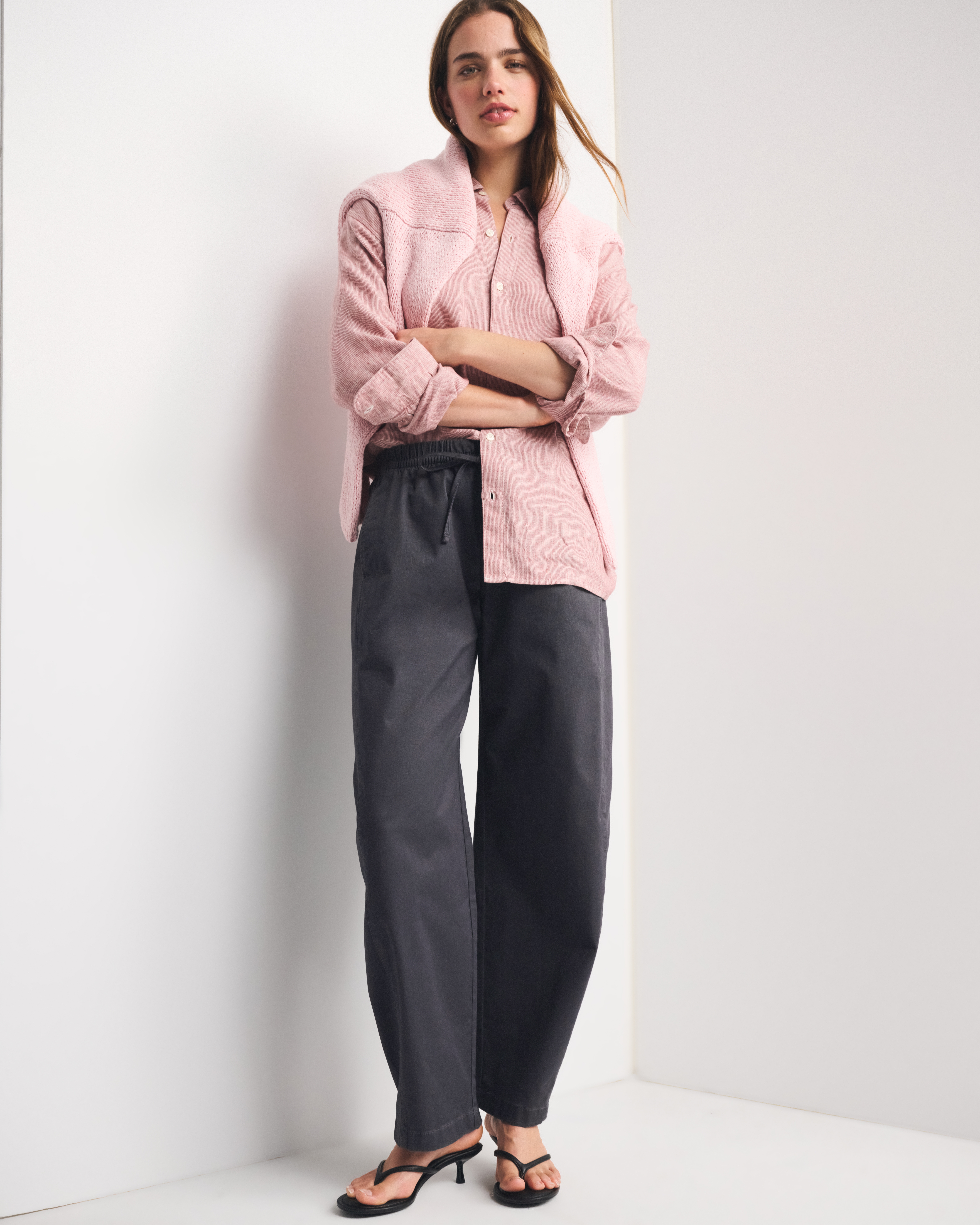 Женские брюки Abercrombie & Fitch Barrel Pull-On Pant, цвет: Тёмный серый — фото 2