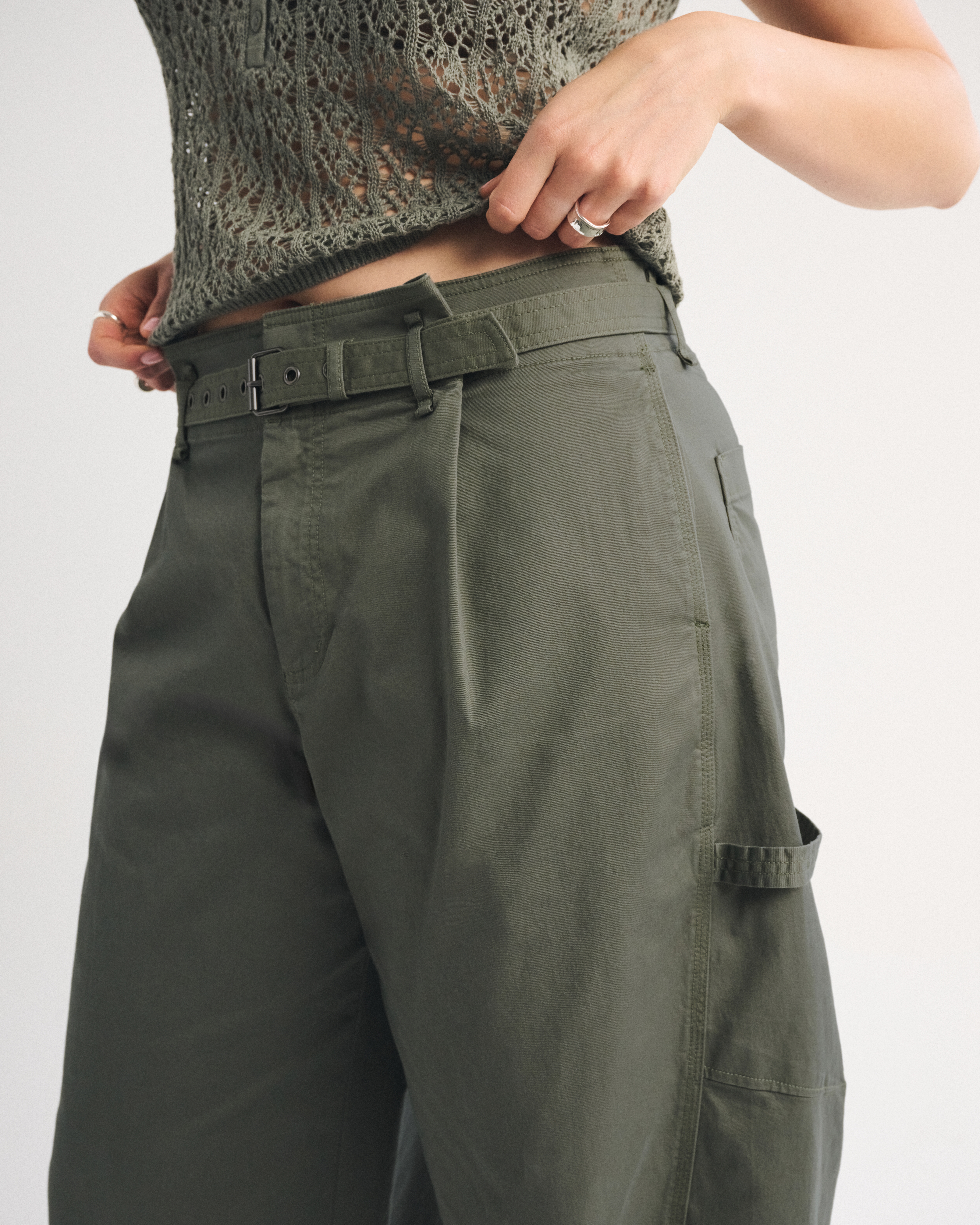 Женские брюки Abercrombie & Fitch Curve Love Belted Barrel Utility Pant — фото 3