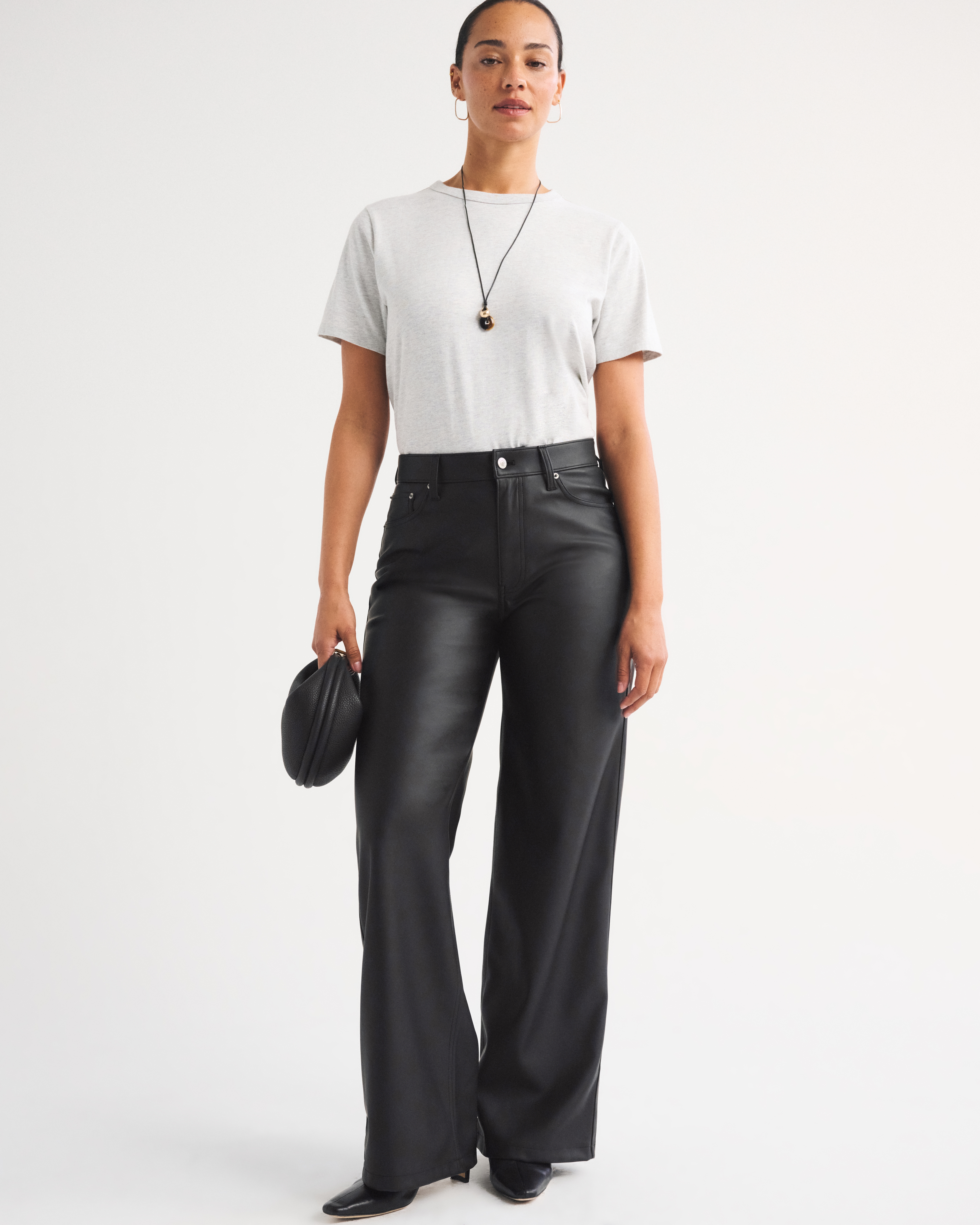 Женские брюки Abercrombie & Fitch Curve Love Vegan Leather Wide Leg Pant, цвет: Чёрный — фото 2