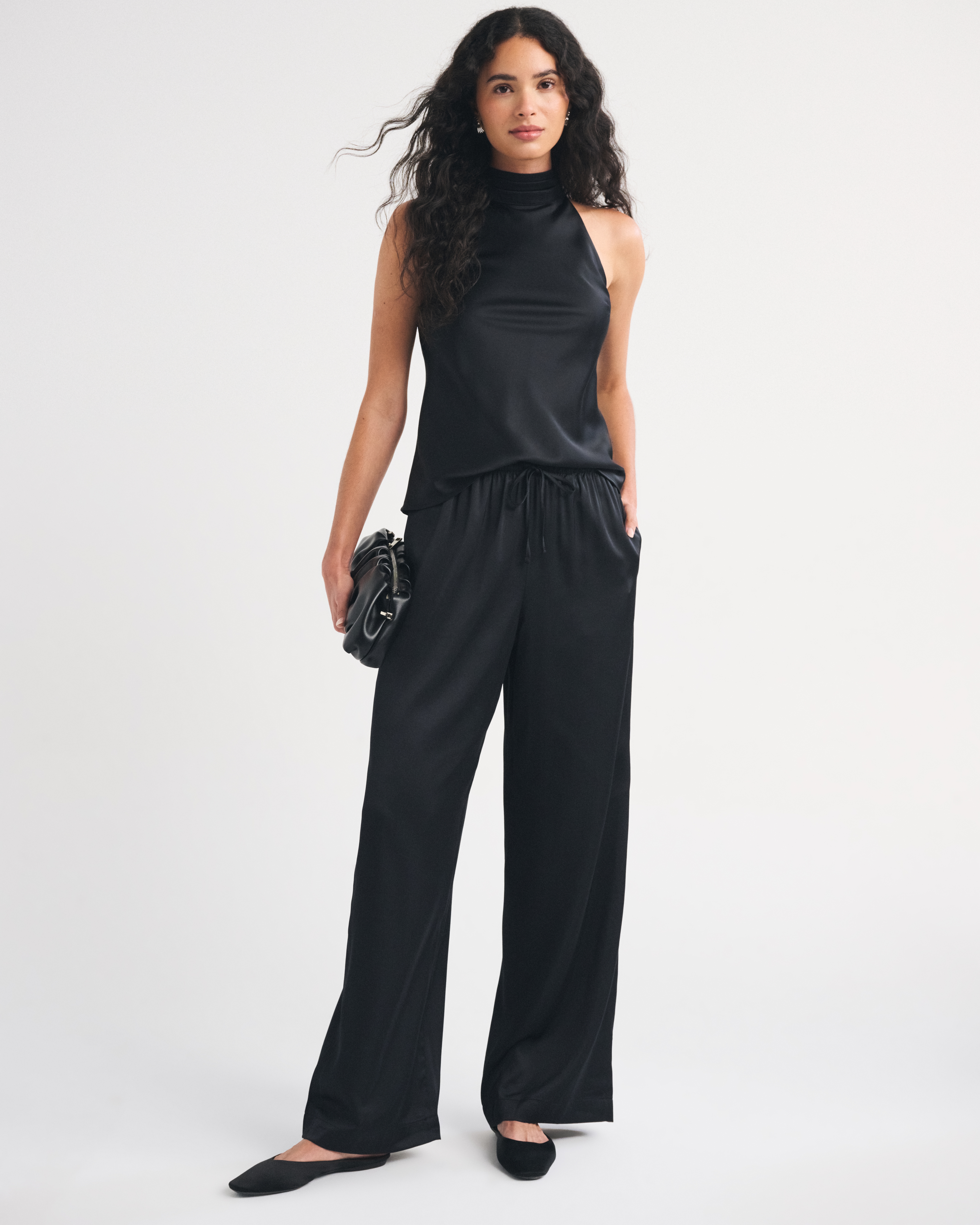 Женские брюки Abercrombie & Fitch A&F Gemma Satin Wide Leg Pull-On Pant, цвет: Чёрный, вариант 1 — фото 2