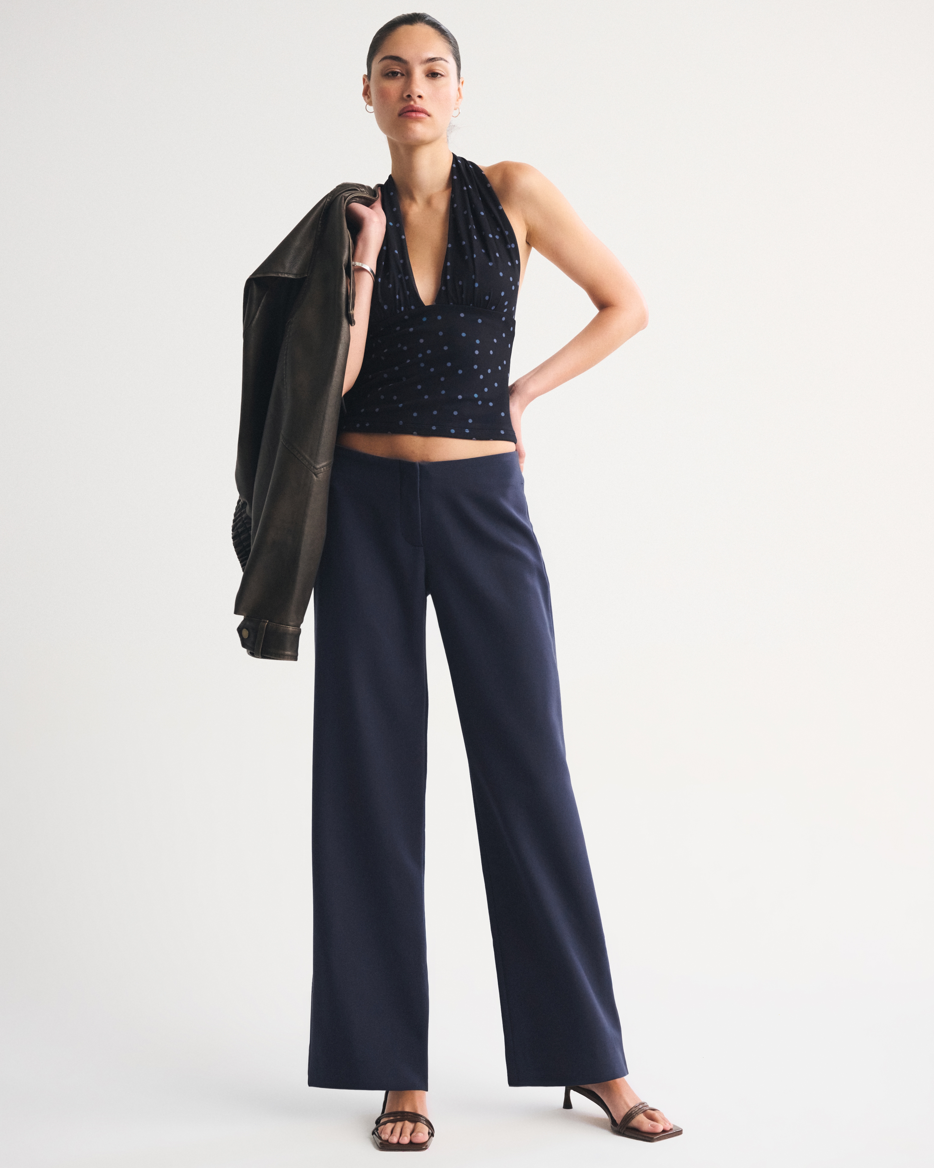 Женские брюки Abercrombie & Fitch Low Rise Clean Tailored Wide Leg Pant, цвет: Тёмный индиго — фото 2