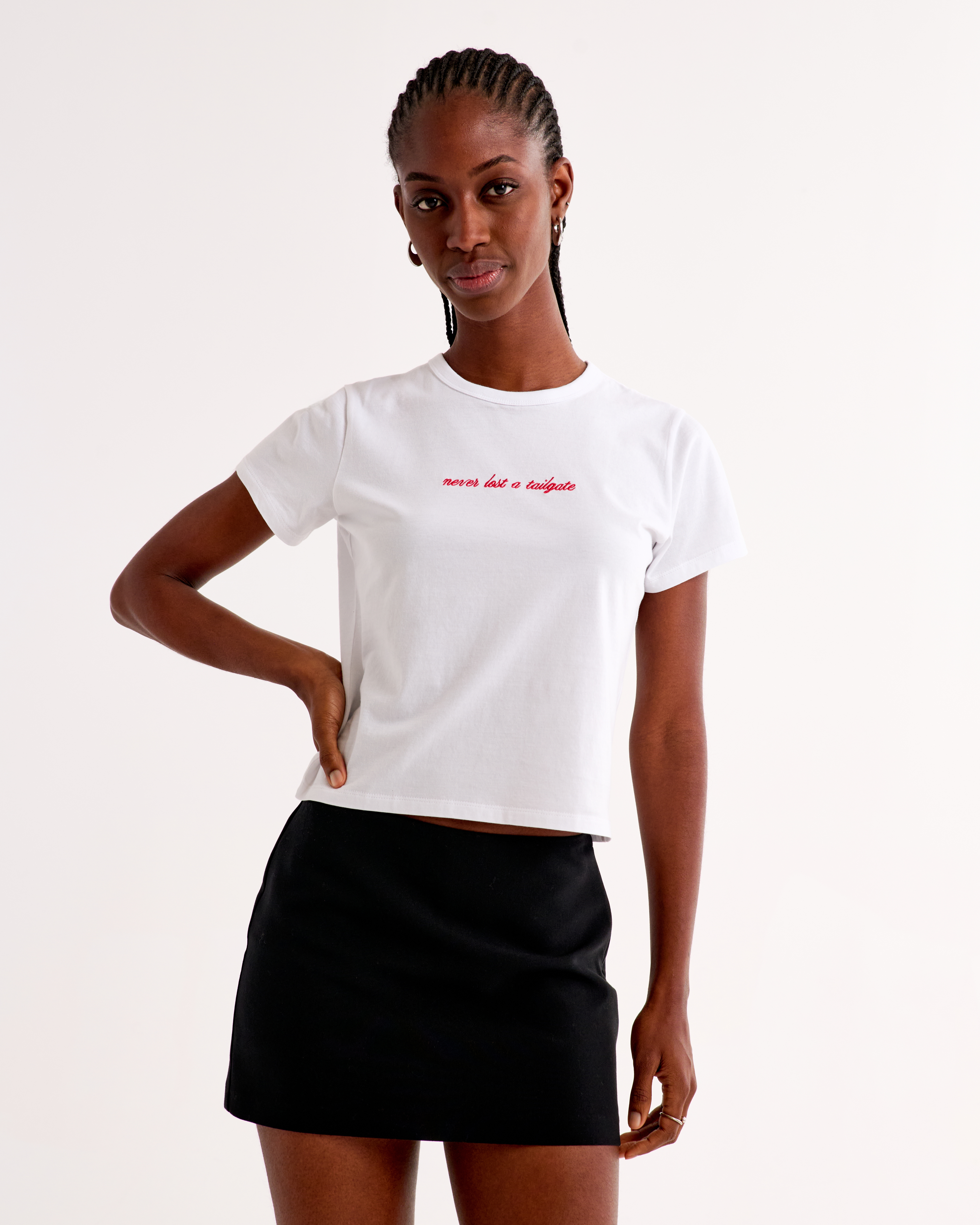 Женские футболки Abercrombie & Fitch Never Lost A Tailgate Graphic Skimming Tee — фото 3