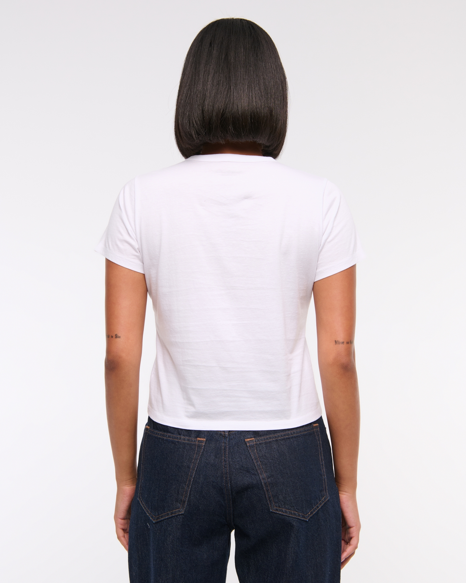 Short-Sleeve Staying Graphic Skimming Tee