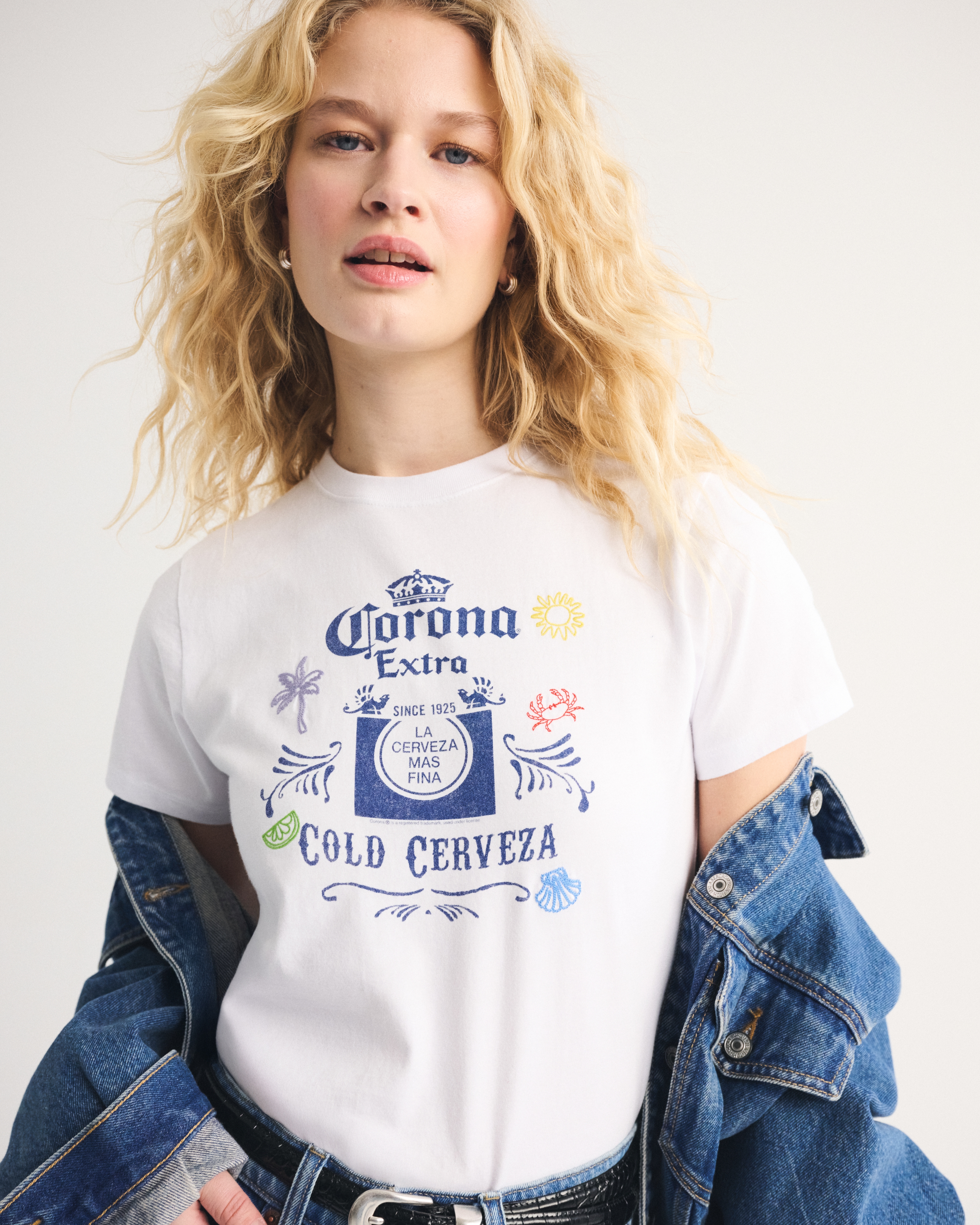 Женские футболки Abercrombie & Fitch Short-Sleeve Corona Graphic Skimming Tee — фото 2