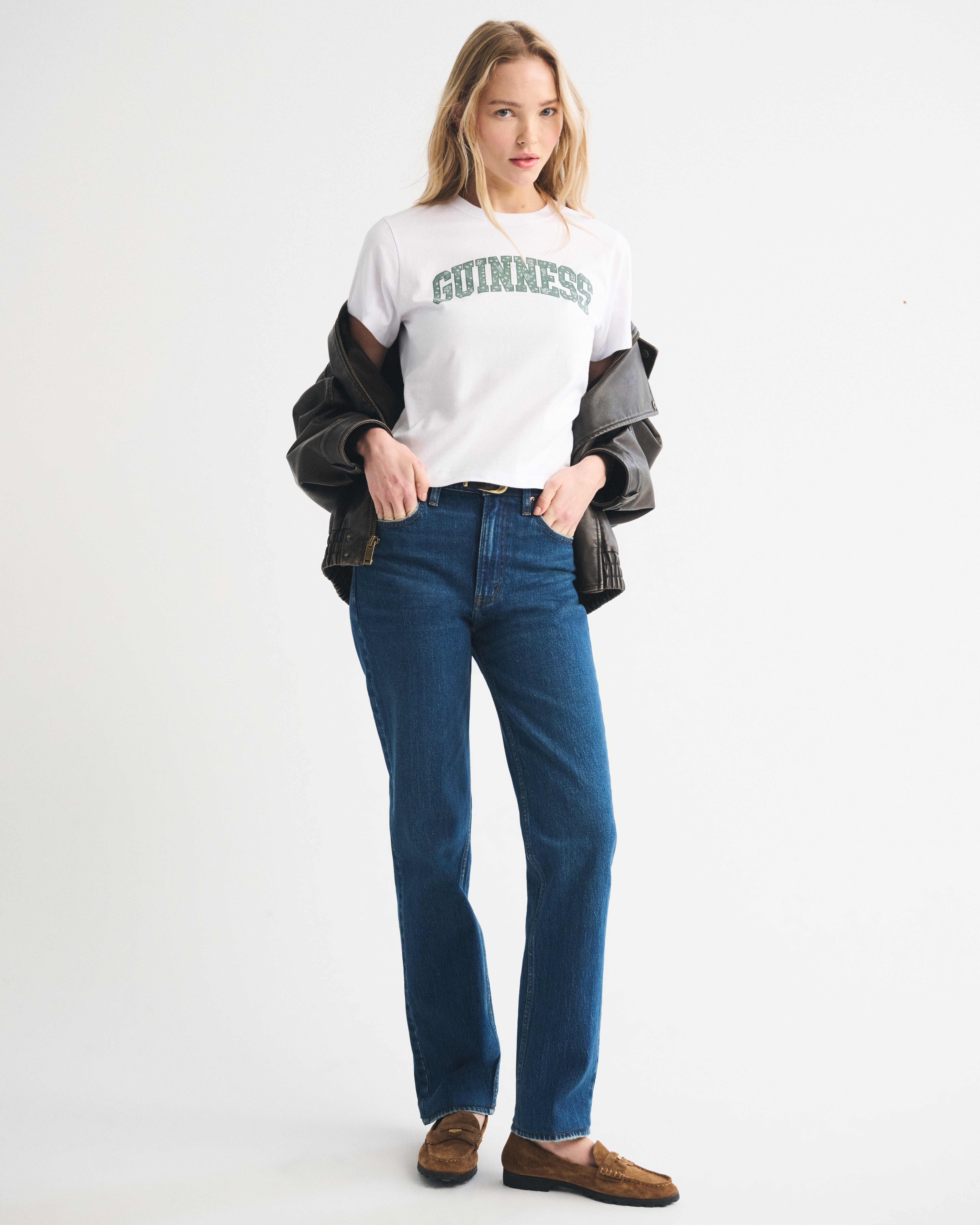 Женские футболки Abercrombie & Fitch Short-Sleeve Guinness Graphic Skimming Tee — фото 3