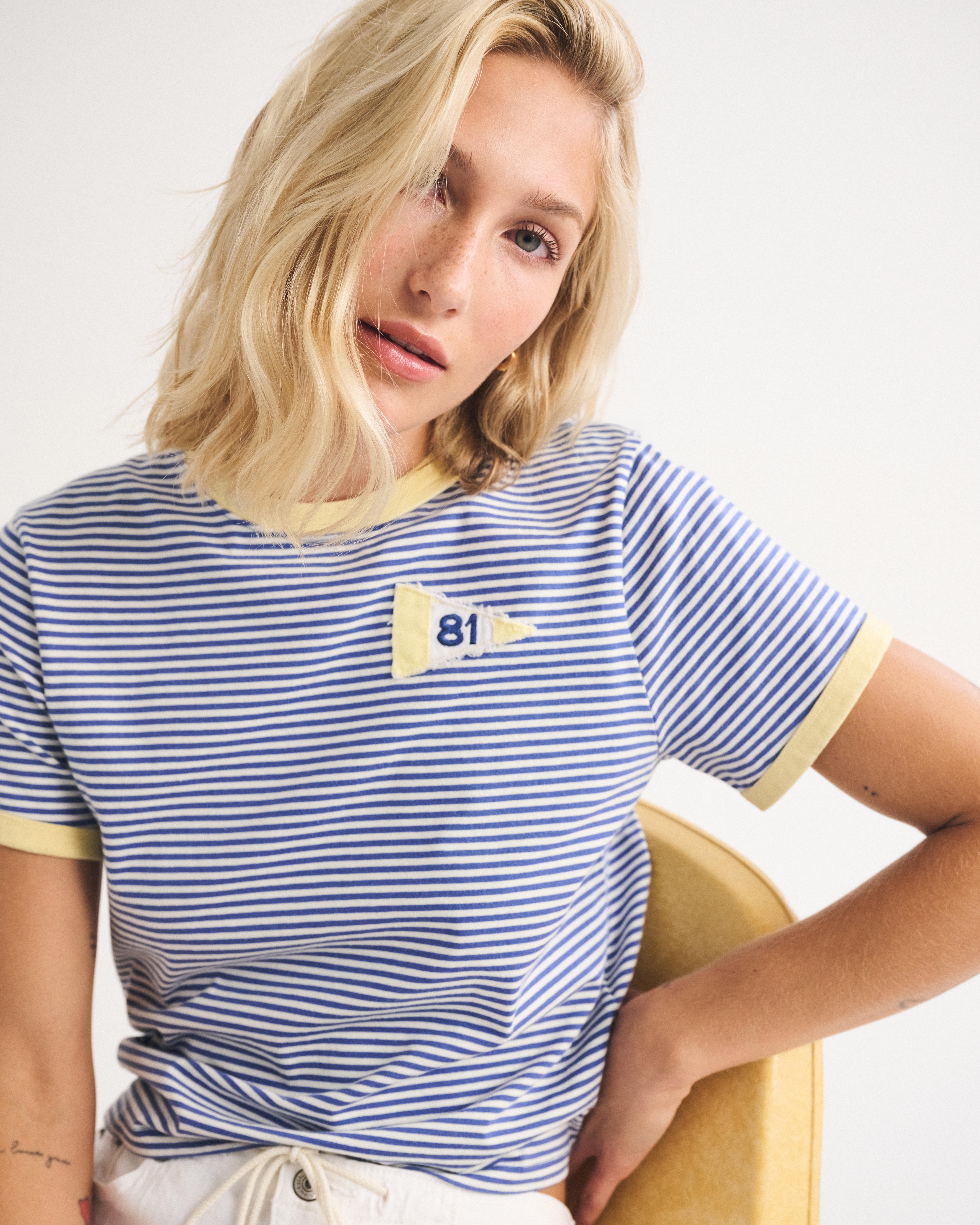 Женские футболки Abercrombie & Fitch 100% Cotton Flag Graphic Skimming Short-Sleeve Tee — фото 2