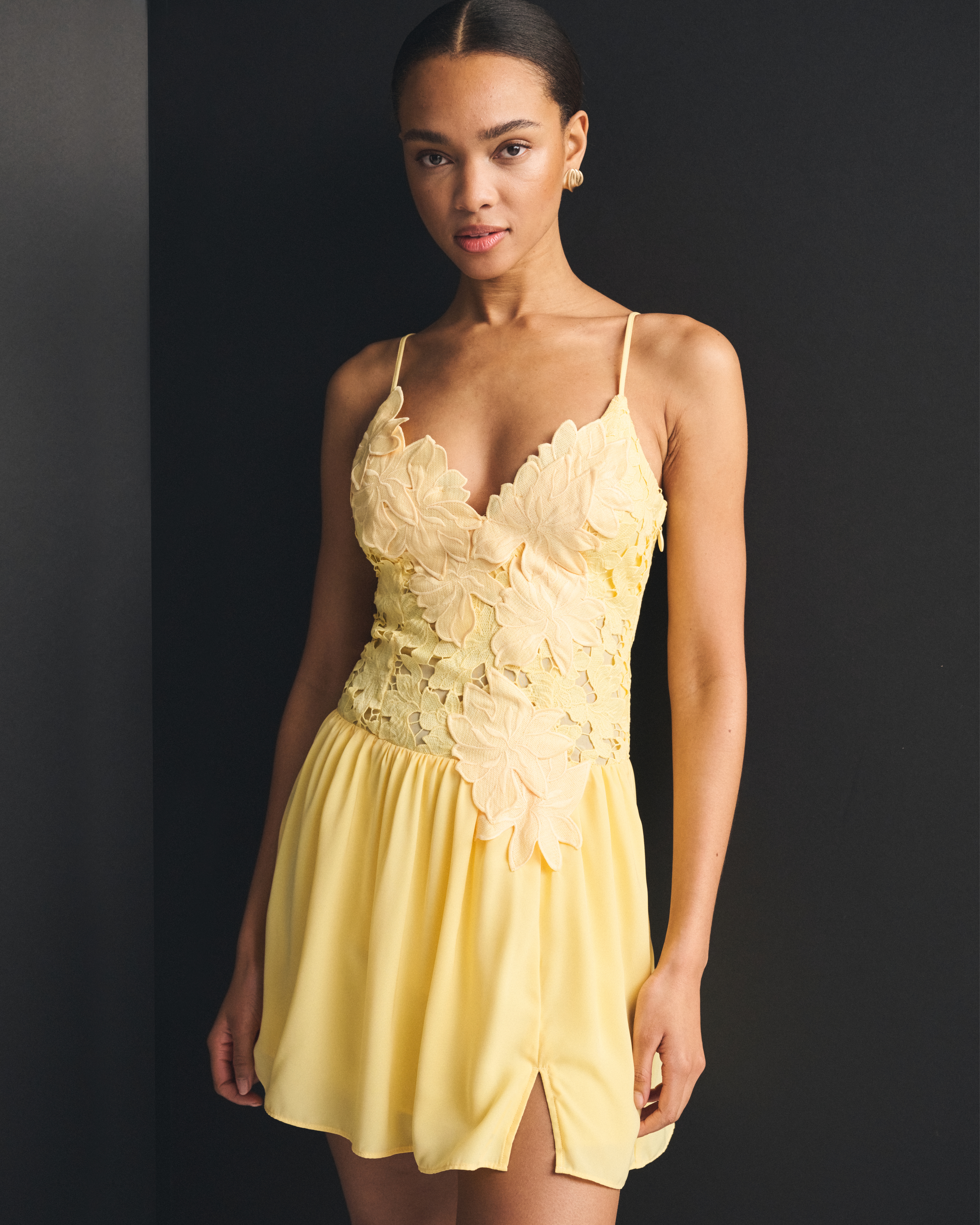 Женские платья Abercrombie & Fitch Bra-Free Applique Lace Mini Dress — фото 2