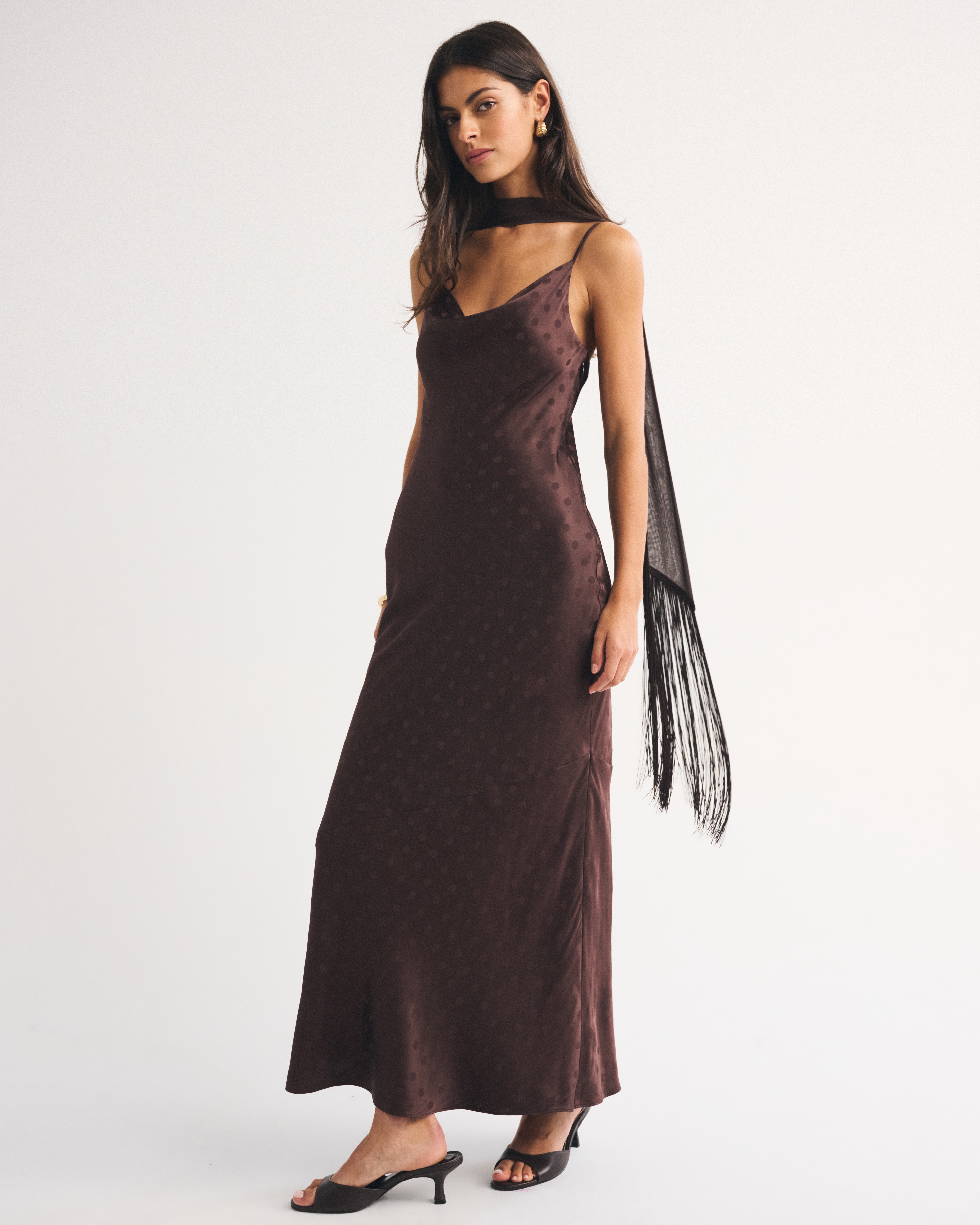 Женское платье Abercrombie & Fitch Cowl Neck Scarf Satin Maxi, цвет: Тёмный кофейный — фото 2
