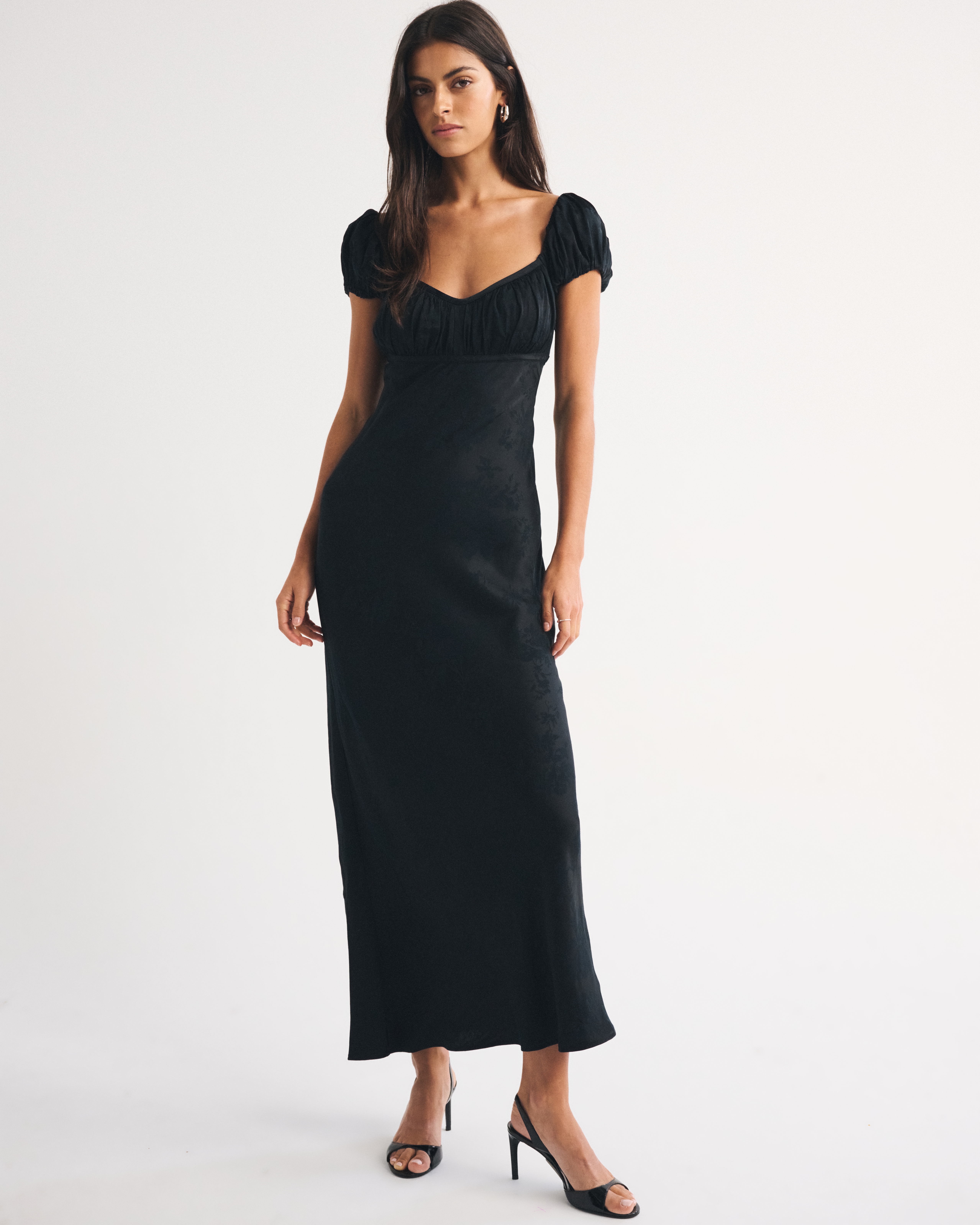 Женское платье Abercrombie & Fitch Bra-Free Ruched Satin Maxi, цвет: Чёрный — фото 2
