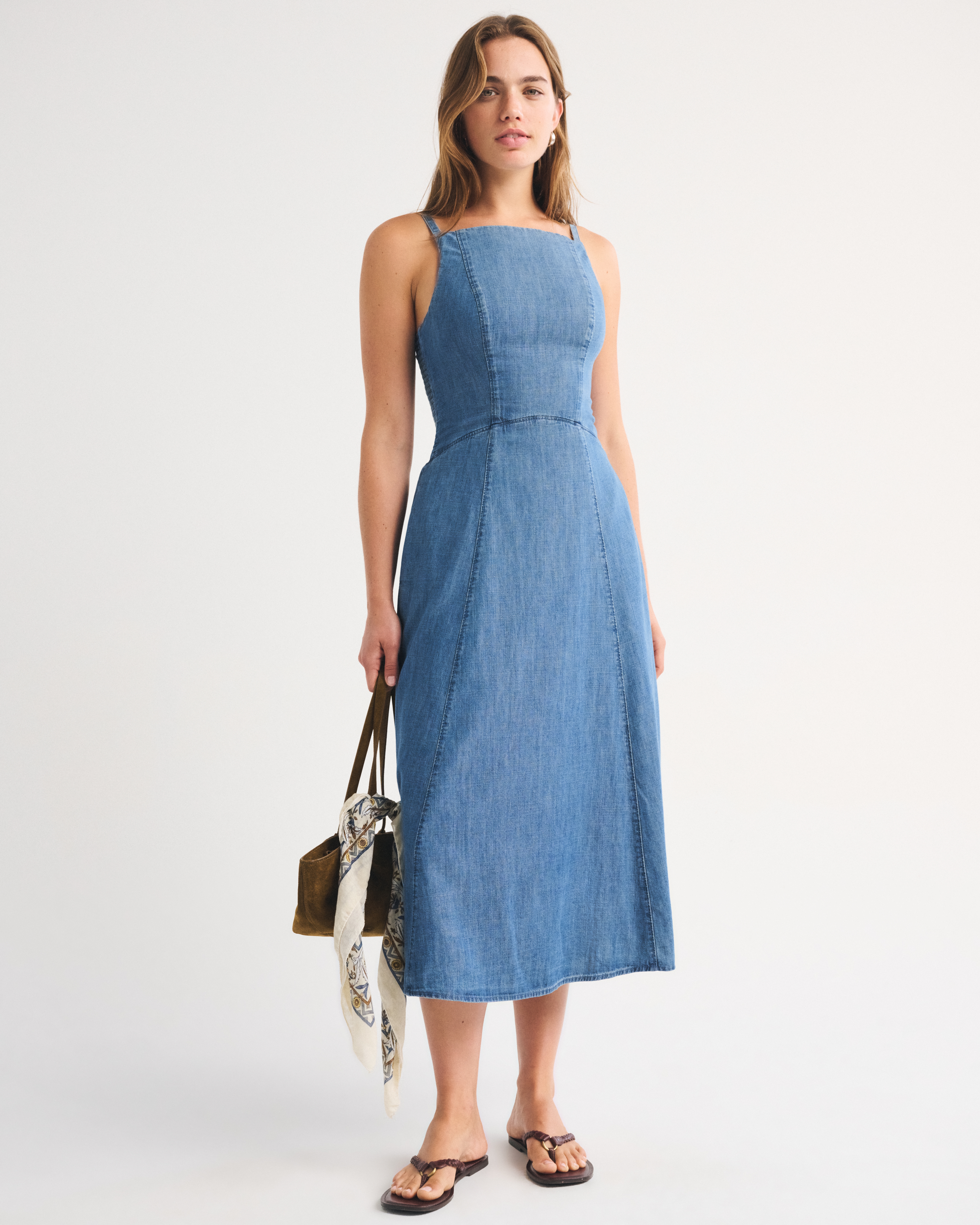 Женское платье Abercrombie & Fitch Bra-Free Apron Neck Denim Midi, цвет: Средняя варка — фото 2