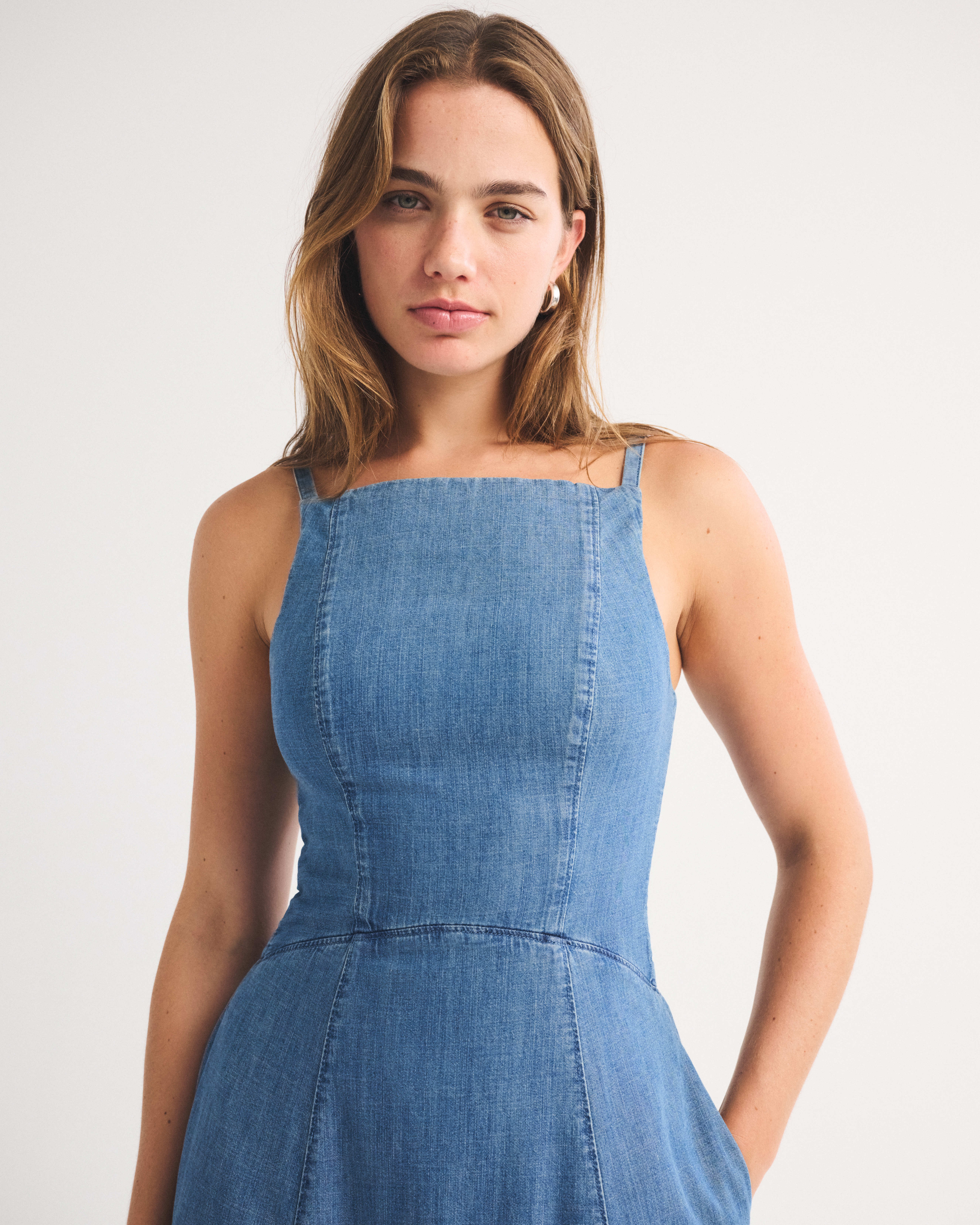 Женское платье Abercrombie & Fitch Bra-Free Apron Neck Denim Midi, цвет: Средняя варка — фото 3