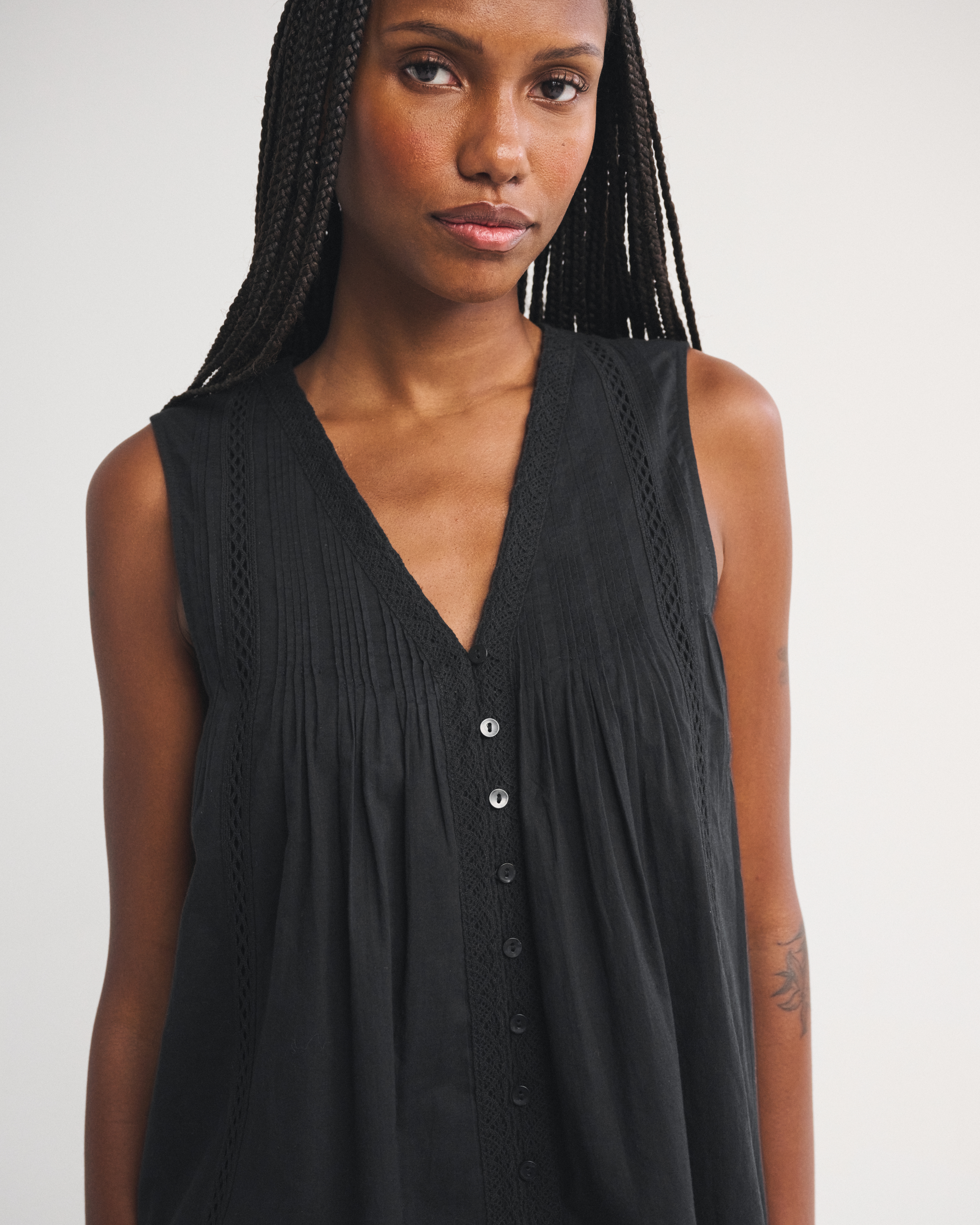 Женское платье Abercrombie & Fitch 100% Cotton Lace-Trim Pintuck Button-Through Easy Mini, цвет: Чёрный — фото 3