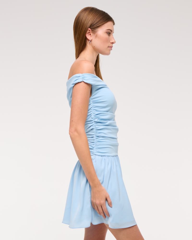 Minirobe ruchée avec épaules dégagées