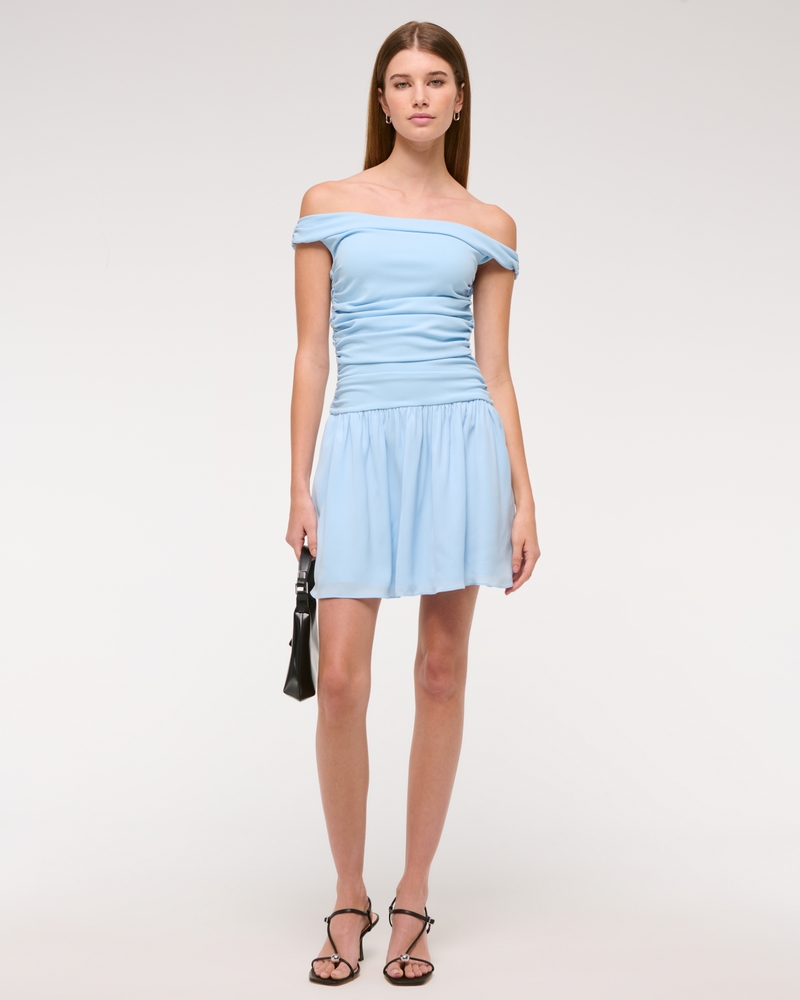 Minirobe ruchée avec épaules dégagées