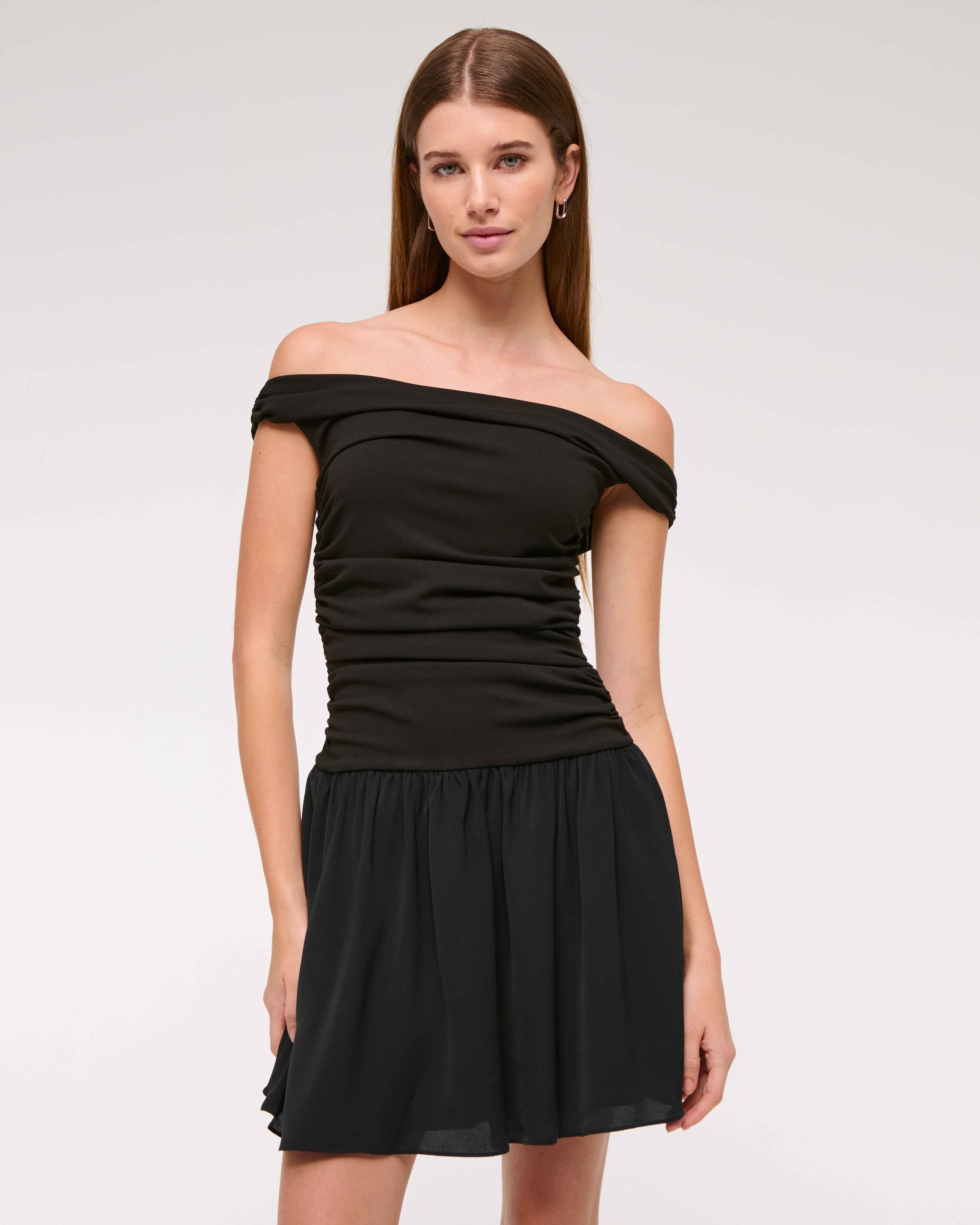 Женские платья Abercrombie & Fitch Off-The-Shoulder Ruched Mini Dress — фото 2