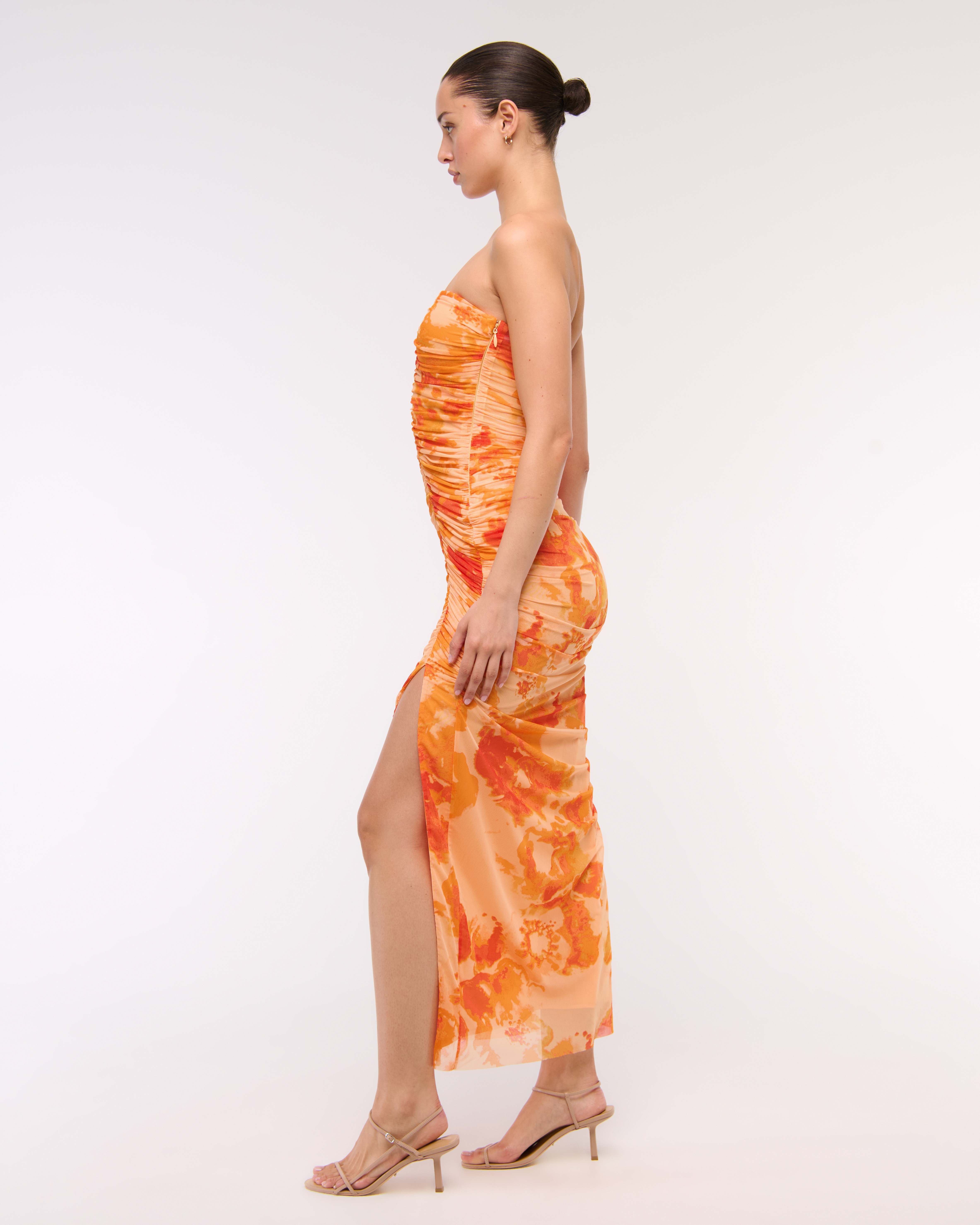 オールインワン・サロペット Jacquemus Ruched Strapless Orange Dress KIC_159-6099-00373-774_model3.