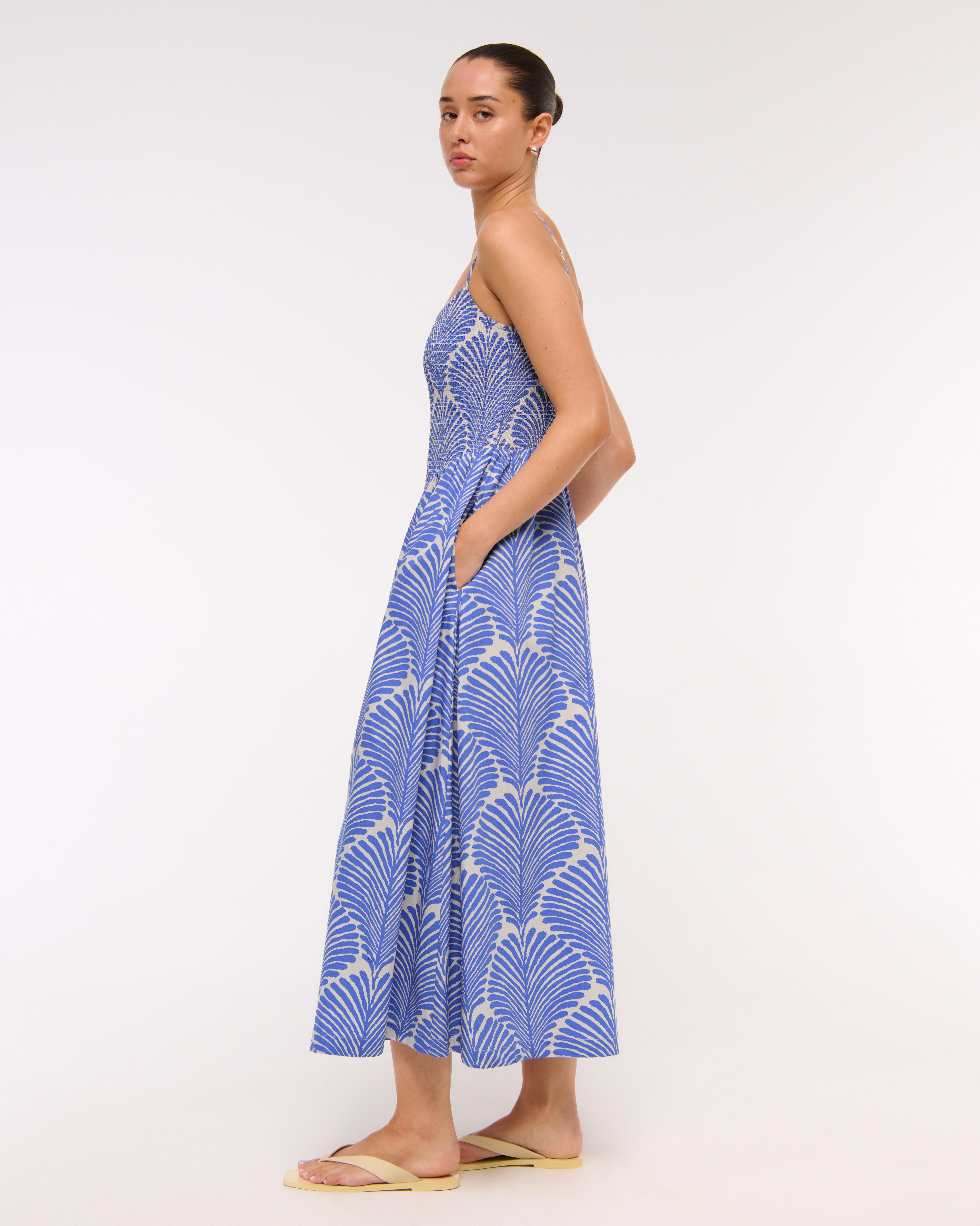 Abercrombie & Fitch スモックポプリンのミディドレス ブルー Abercrombie & Fitch off-the-shoulder smocked low waist maxi