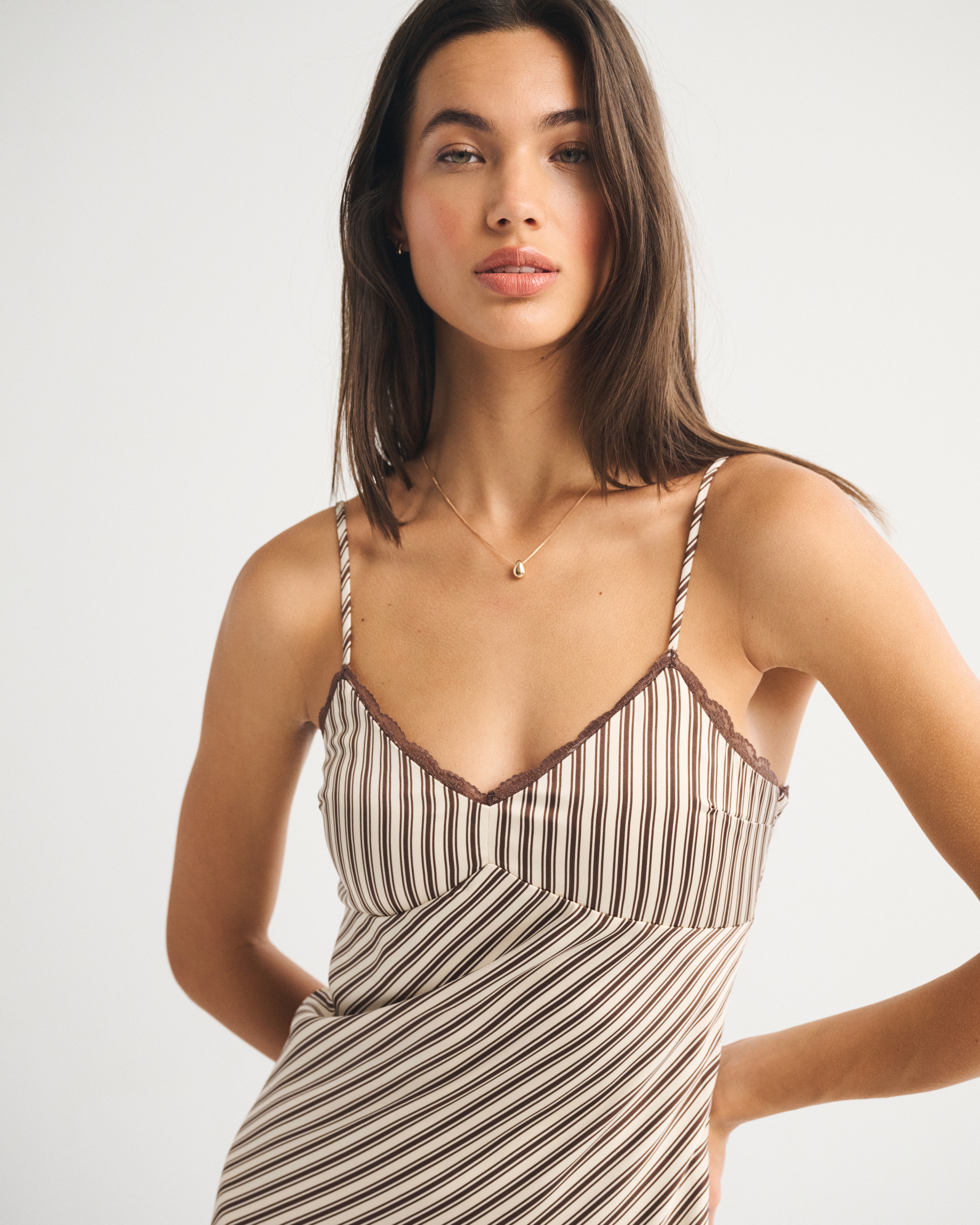 Женские платья Abercrombie & Fitch Bra-Free Lace-Trim Slip Midi Dress — фото 3