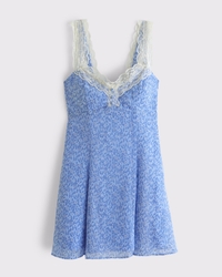 Minivestido abotonado con ribete de encaje para llevar sin sujetador