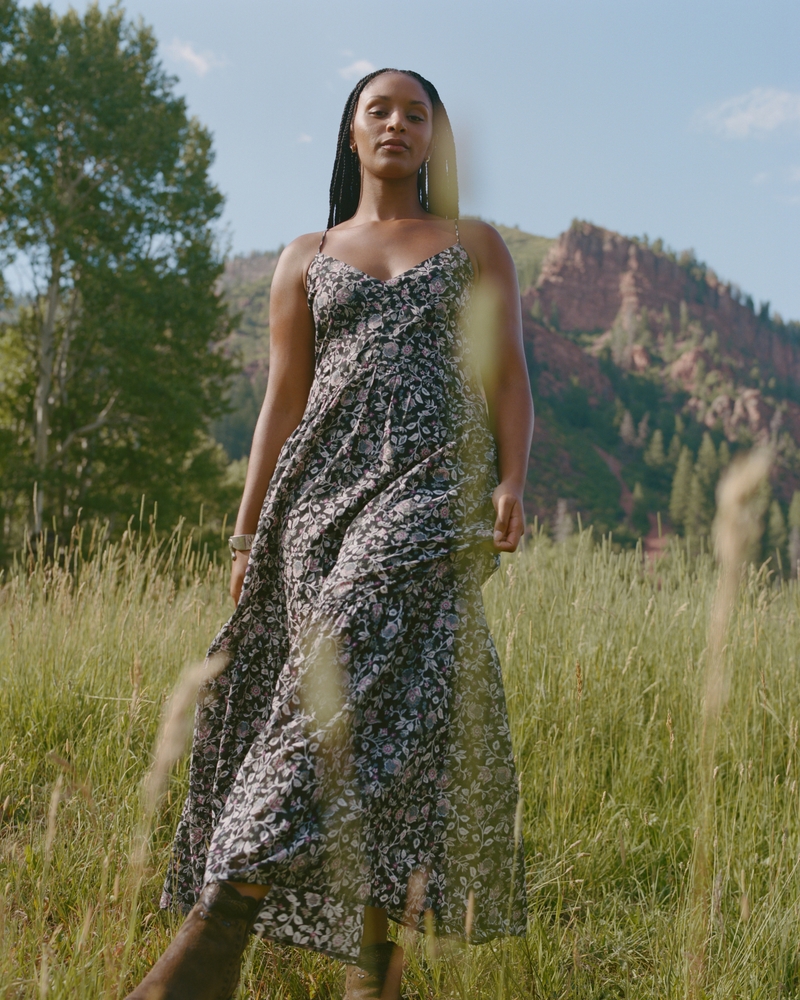 Vestido largo vaporoso con cuello en V