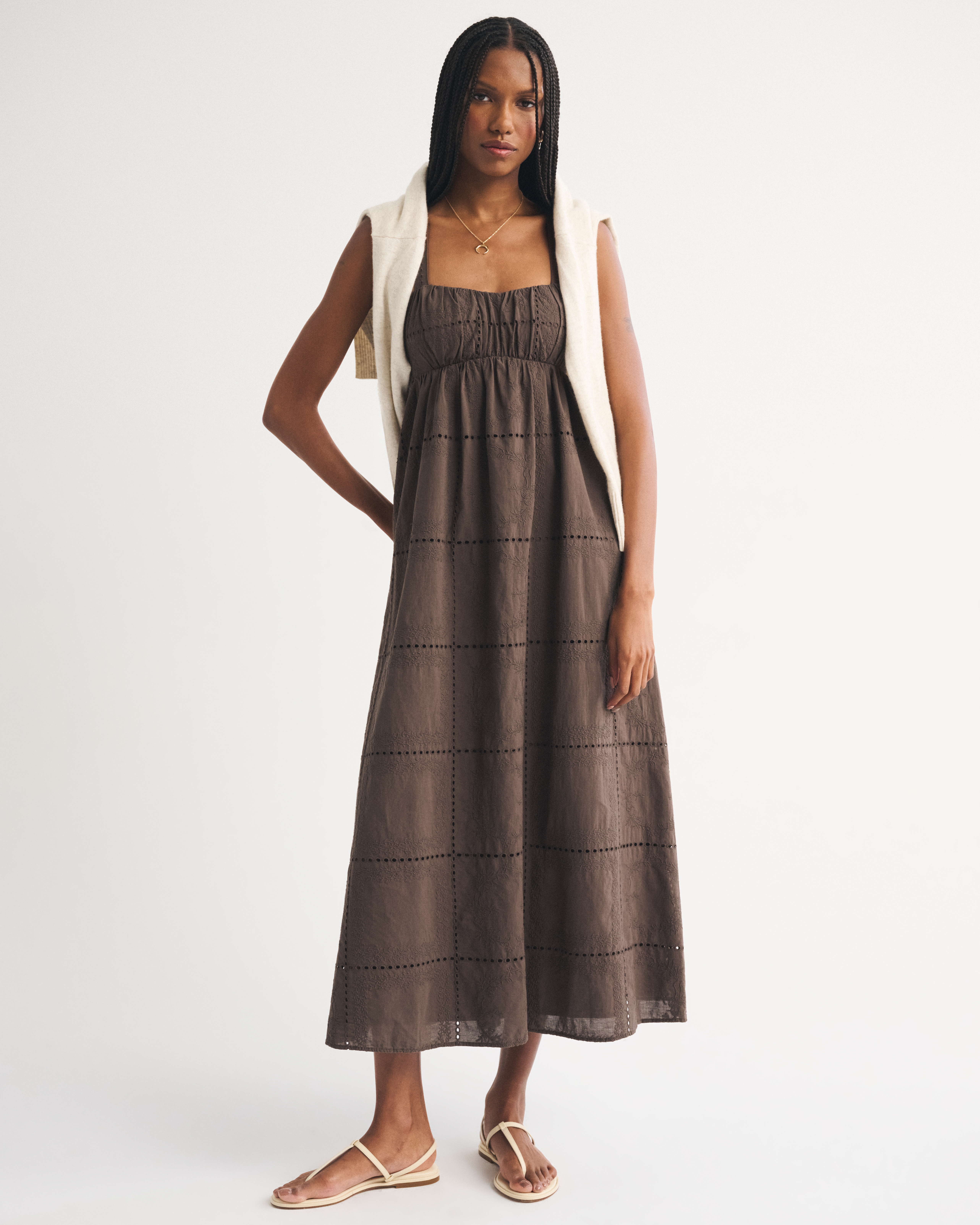Женские платья Abercrombie & Fitch Bra-Free Eyelet Sweetheart Ruched Flowy Maxi Dress — фото 2