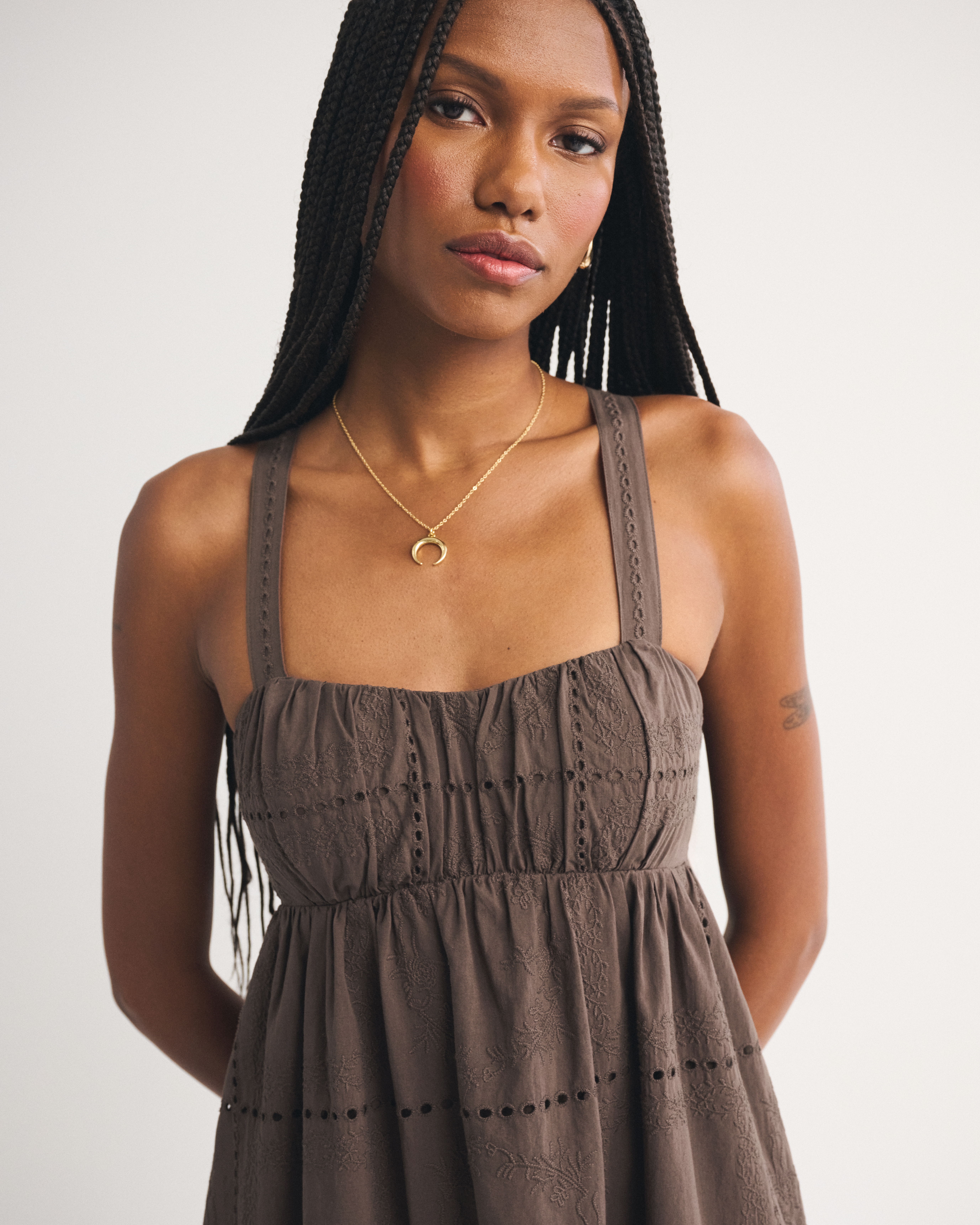 Женские платья Abercrombie & Fitch Bra-Free Eyelet Sweetheart Ruched Flowy Maxi Dress — фото 3