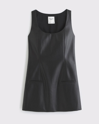 Minivestido de peto de cuero vegano