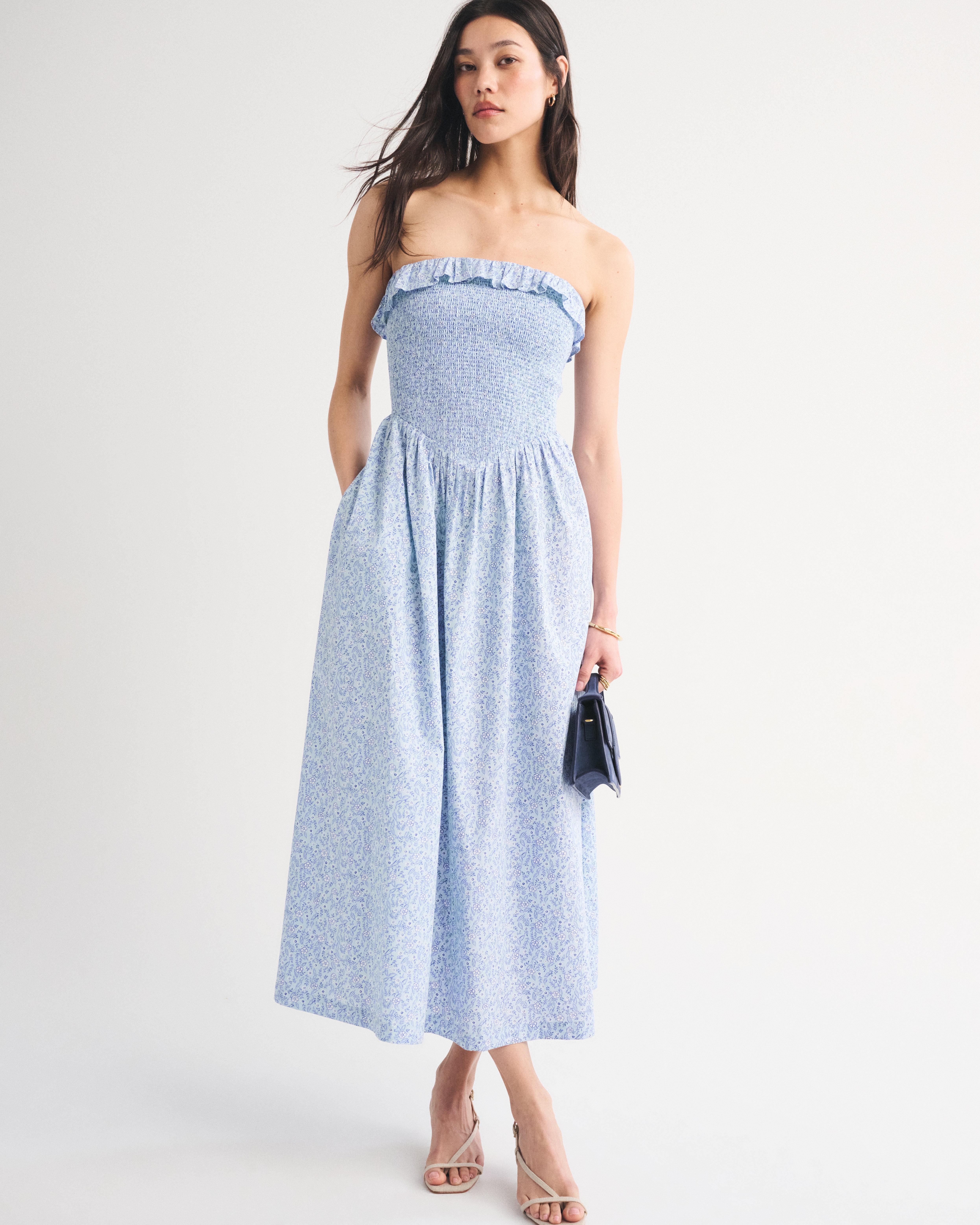 Женское платье Abercrombie & Fitch A&F Sydney Smocked Strapless Dipped-Waist Midi, цвет: Синий с принтом — фото 2