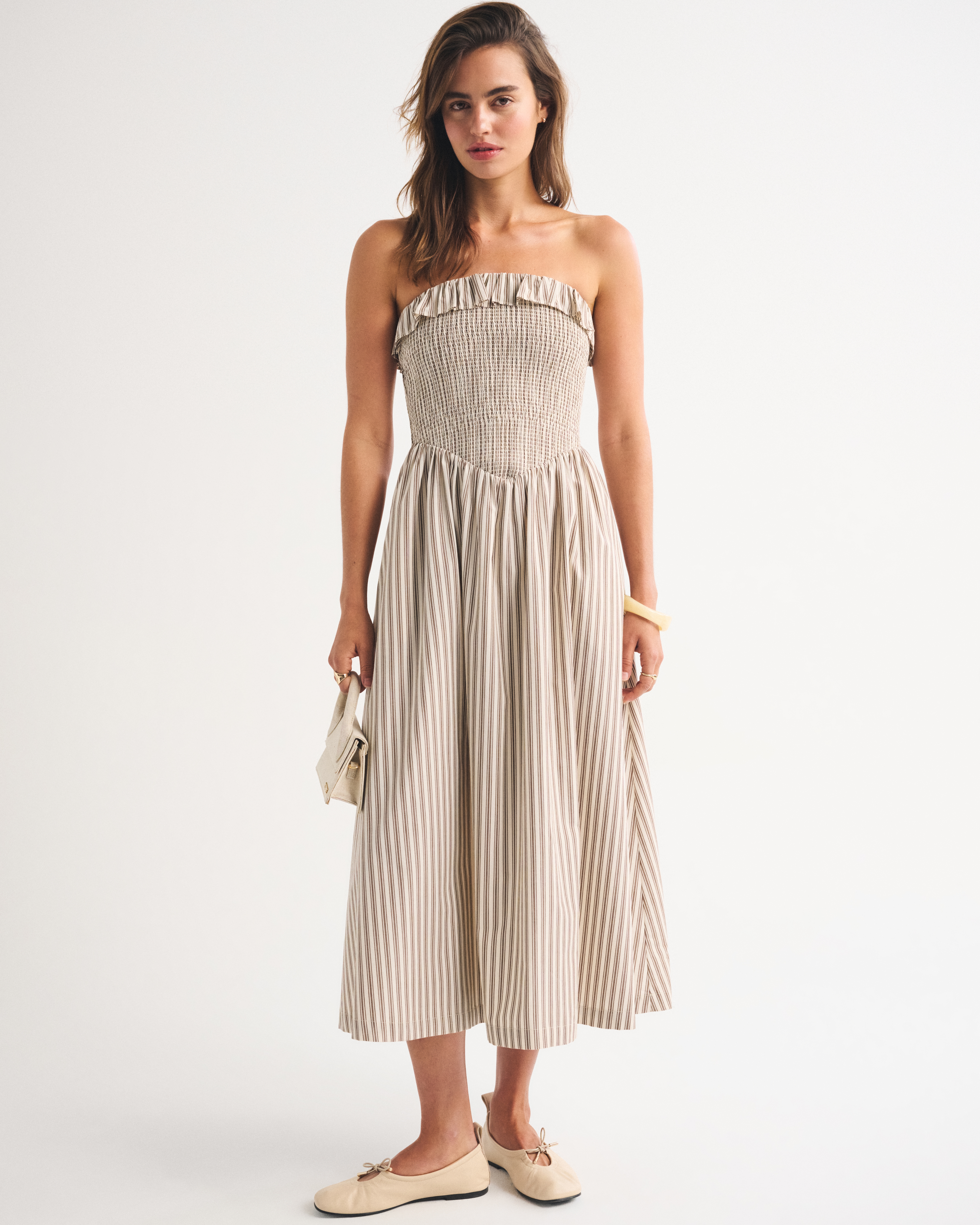 Женские платья Abercrombie & Fitch A&F Sydney Smocked Strapless Dipped-Waist Midi Dress — фото 2