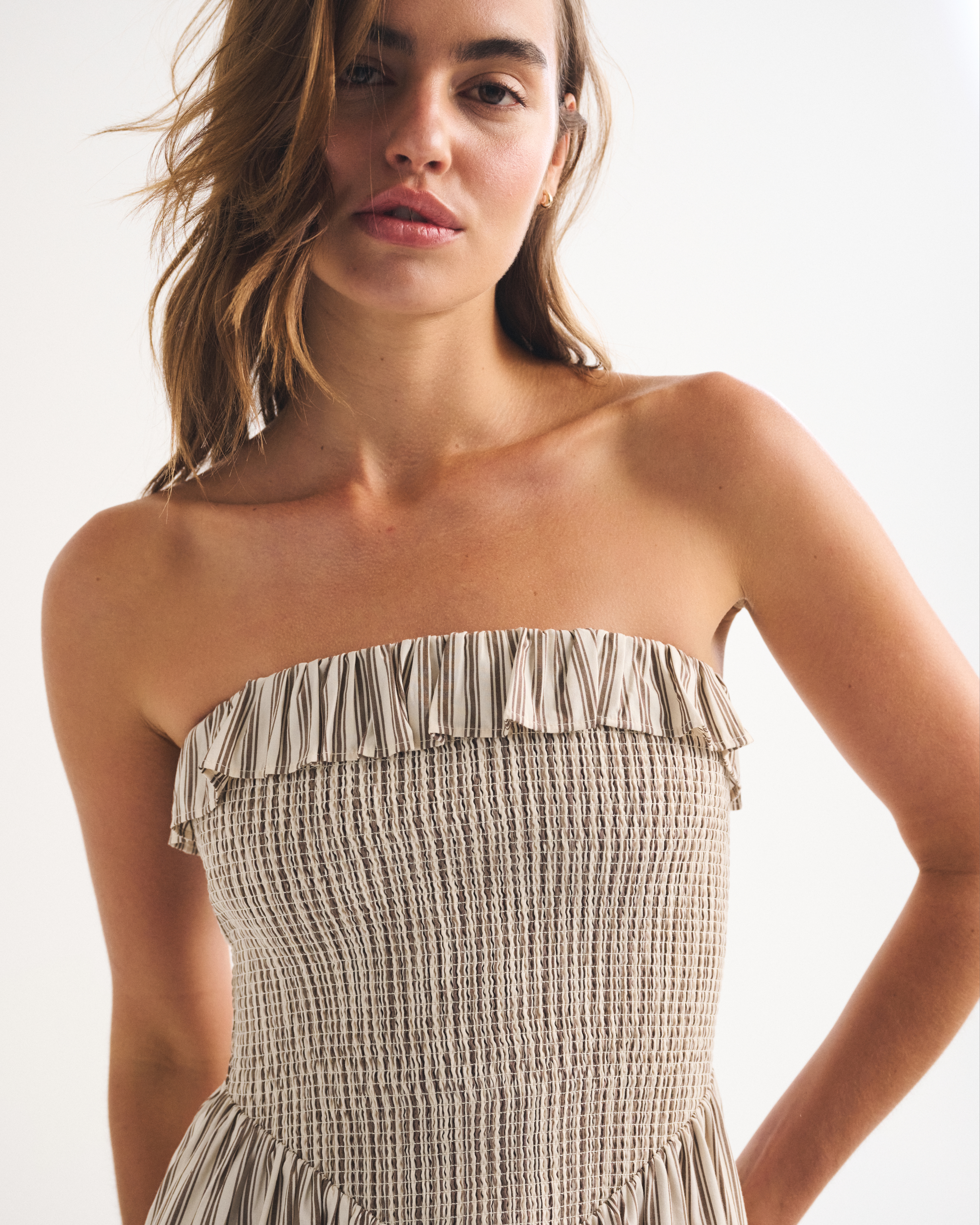 Женские платья Abercrombie & Fitch A&F Sydney Smocked Strapless Dipped-Waist Midi Dress — фото 3
