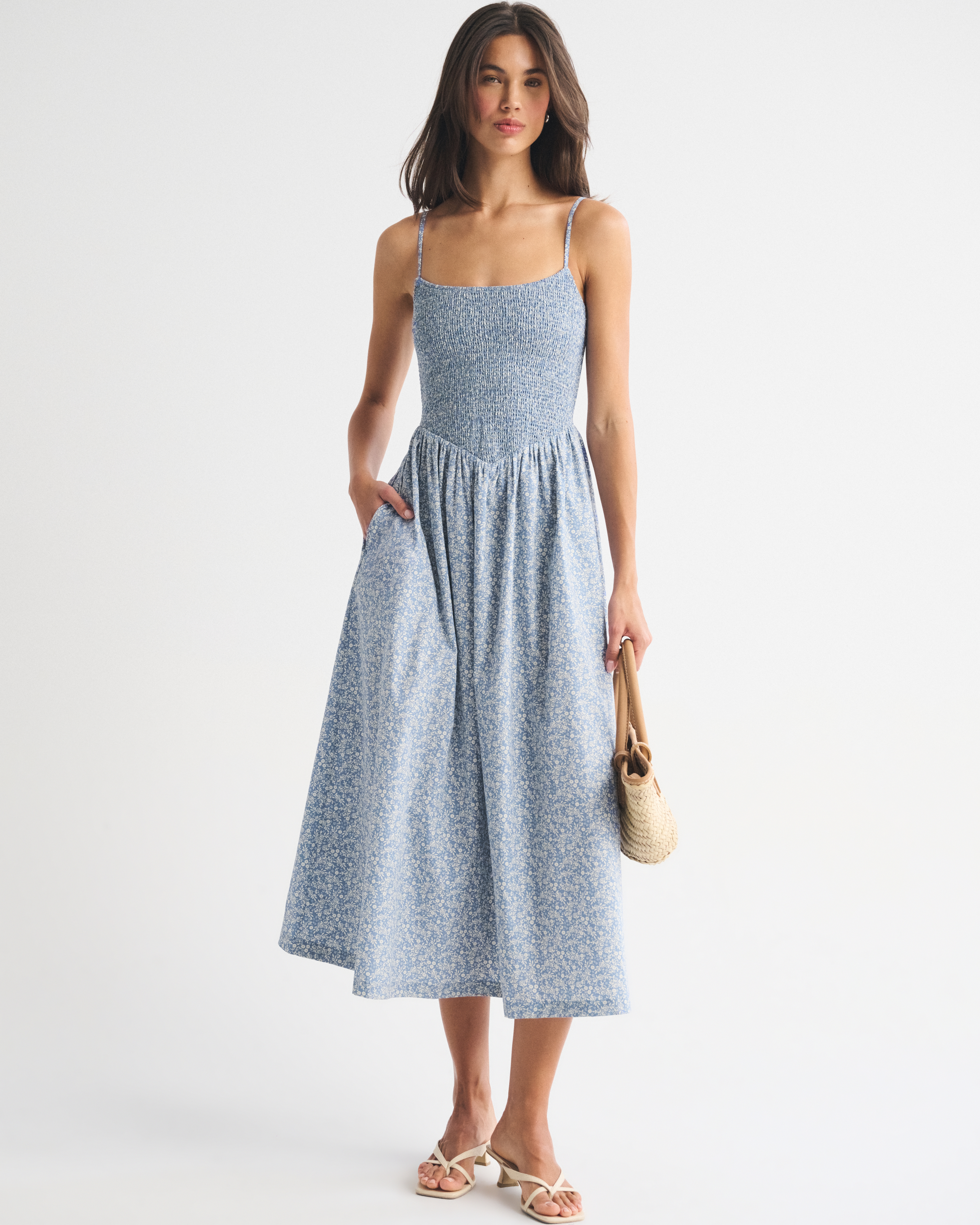 Женские платья Abercrombie & Fitch A&F Sydney Smocked Dipped-Waist Midi Dress — фото 2