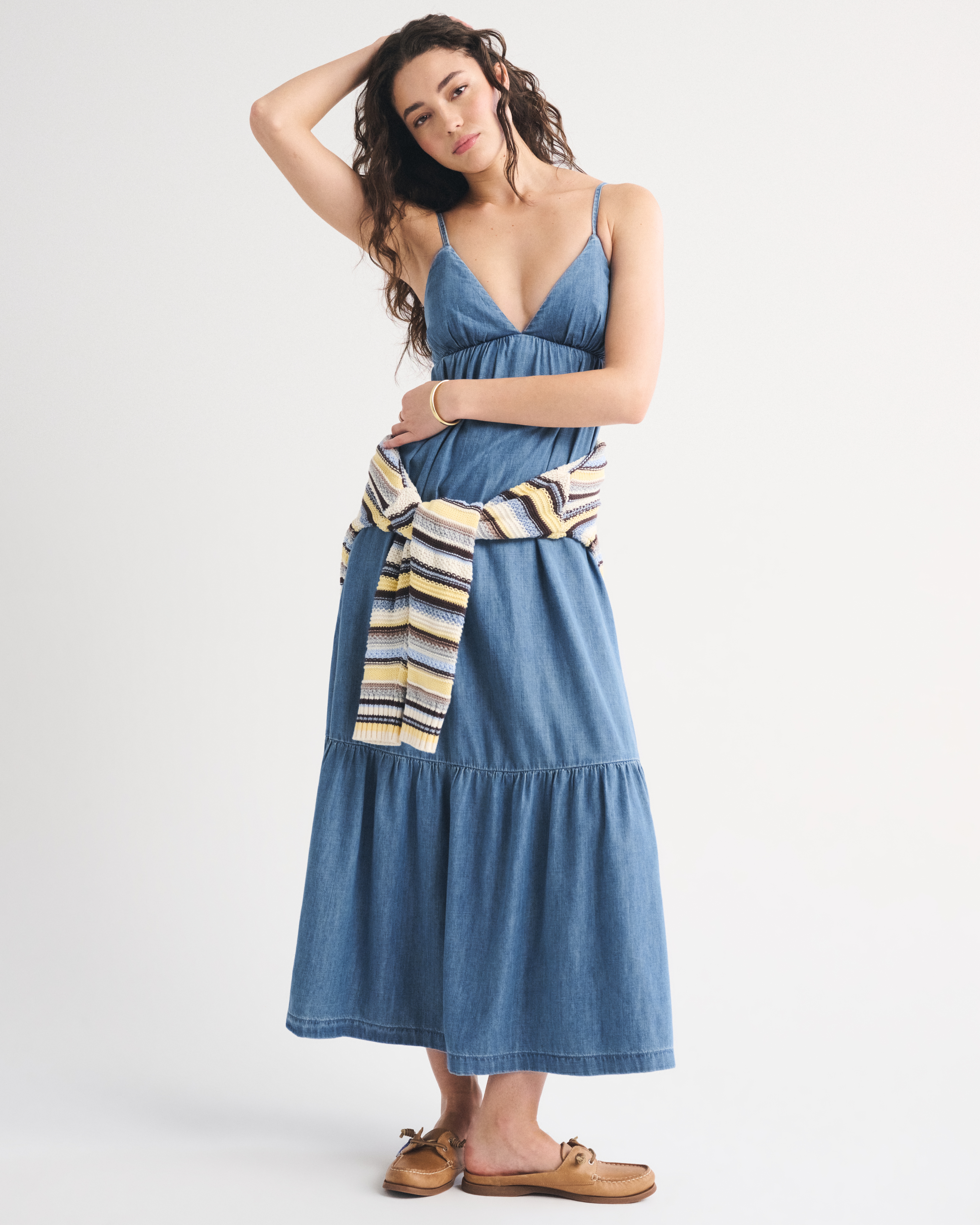 Женские платья Abercrombie & Fitch Bra-Free Chambray Flowy Maxi Dress — фото 2