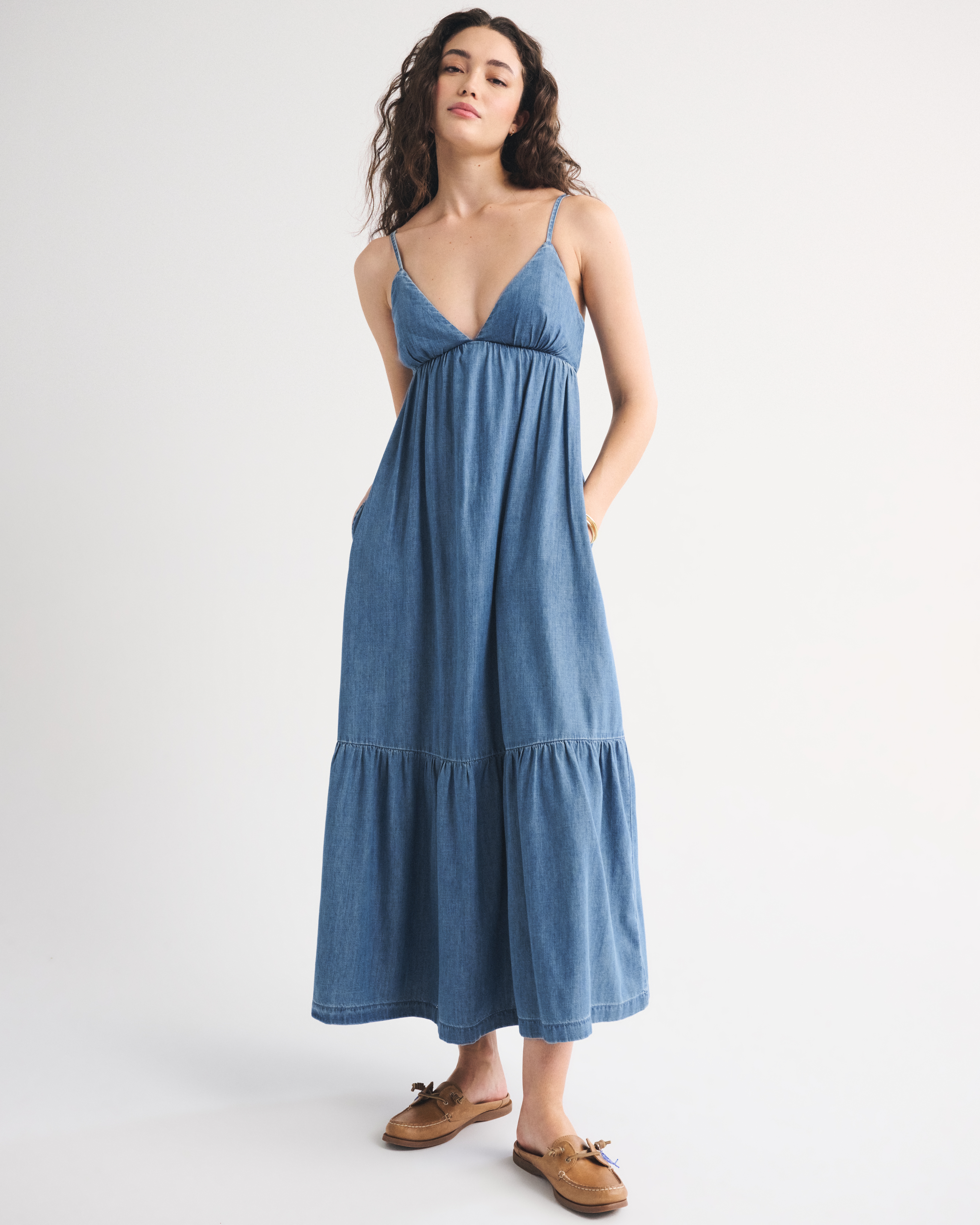 Женские платья Abercrombie & Fitch Bra-Free Chambray Flowy Maxi Dress — фото 3