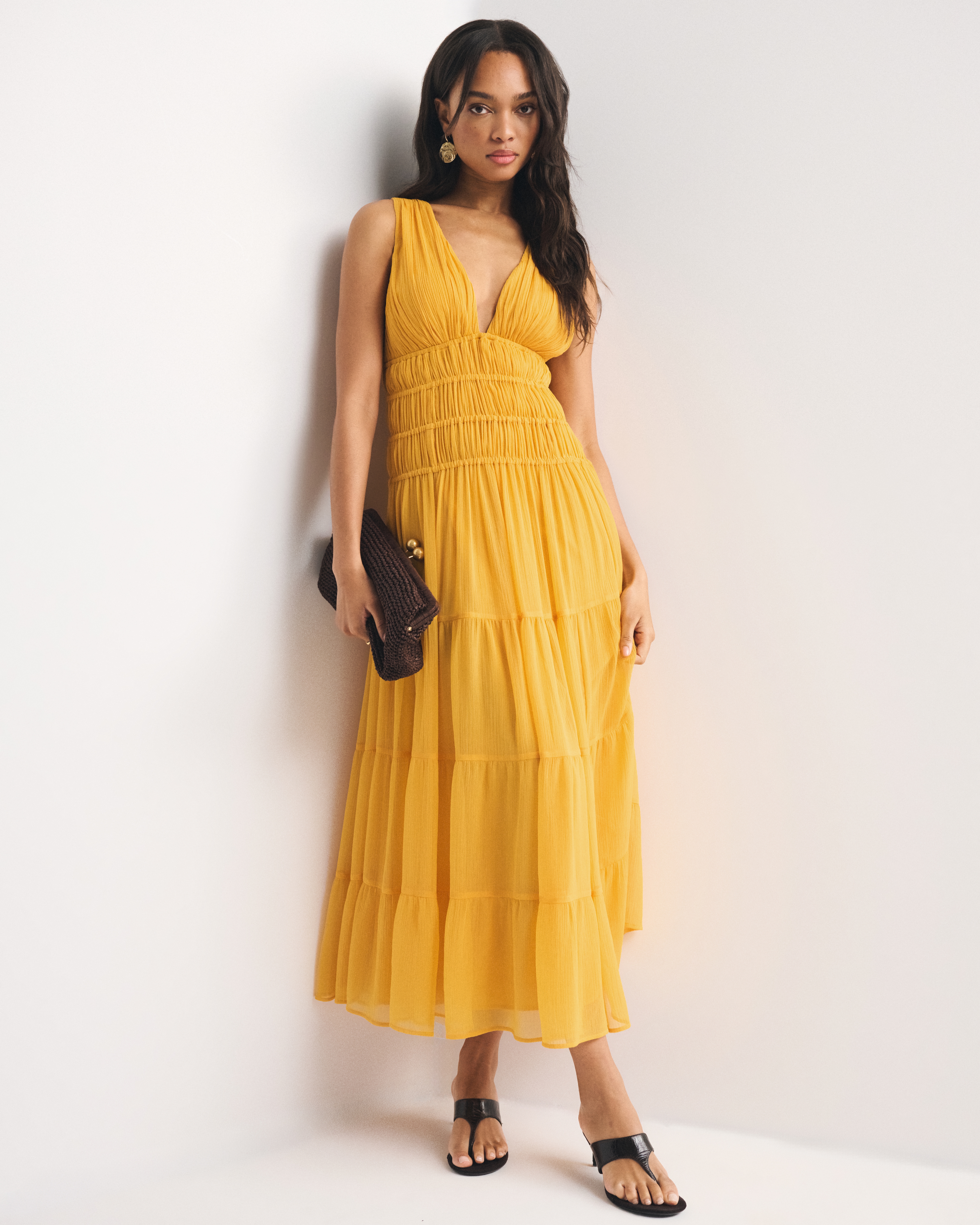Женские платья Abercrombie & Fitch Bra-Free Ruched Flowy Maxi Dress — фото 2