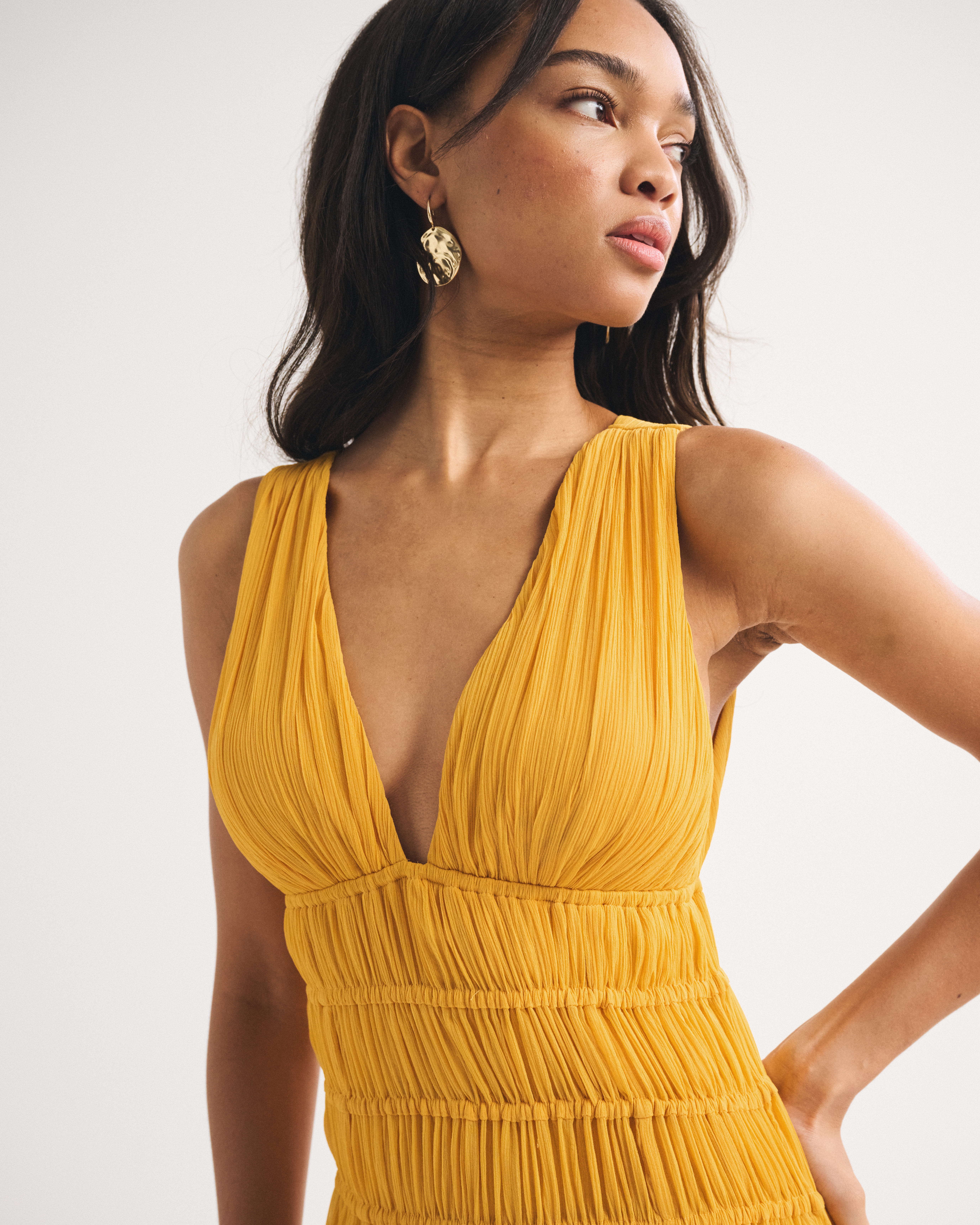 Женские платья Abercrombie & Fitch Bra-Free Ruched Flowy Maxi Dress — фото 3