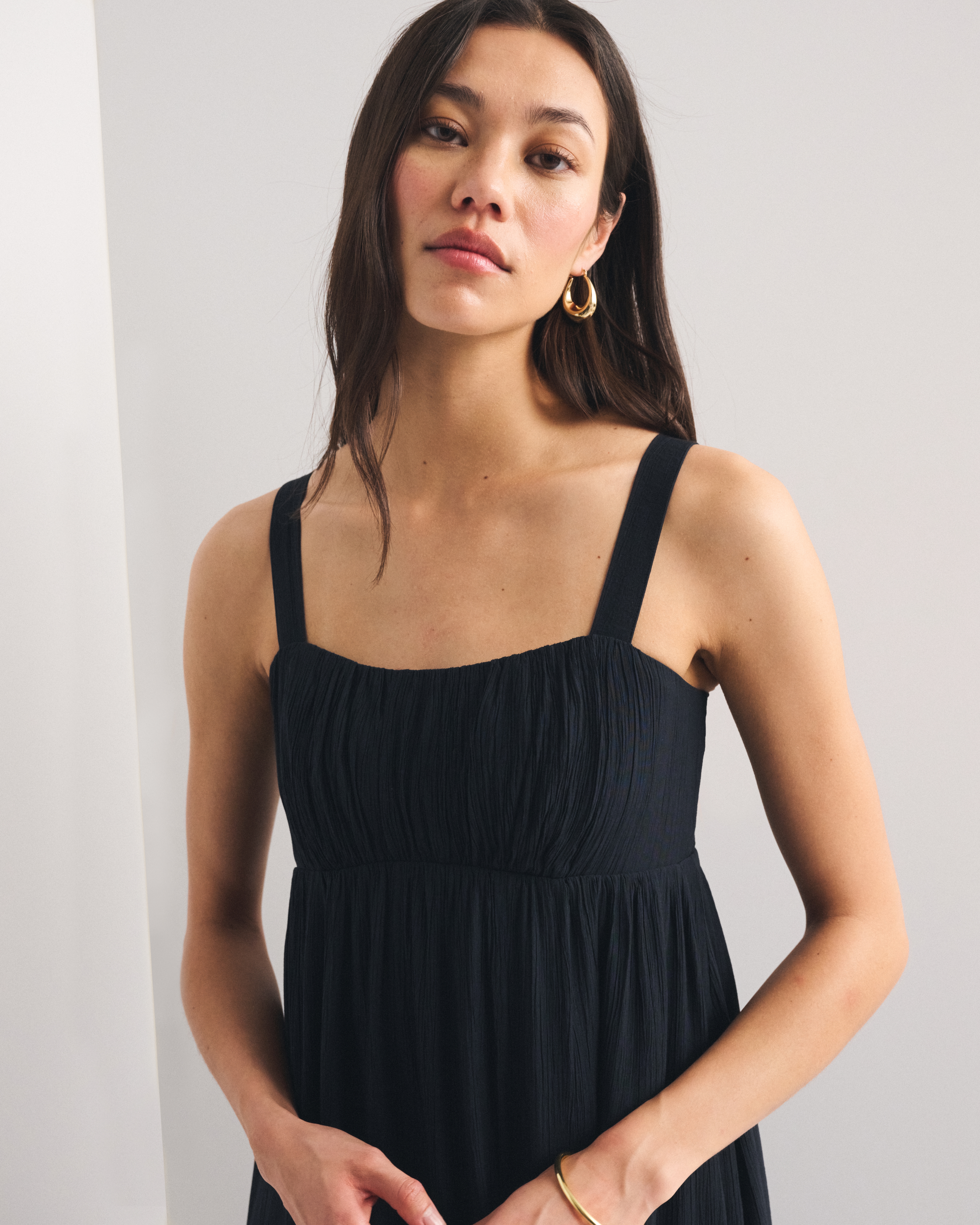 Женские платья Abercrombie & Fitch Bra-Free Sweetheart Ruched Flowy Maxi Dress — фото 3