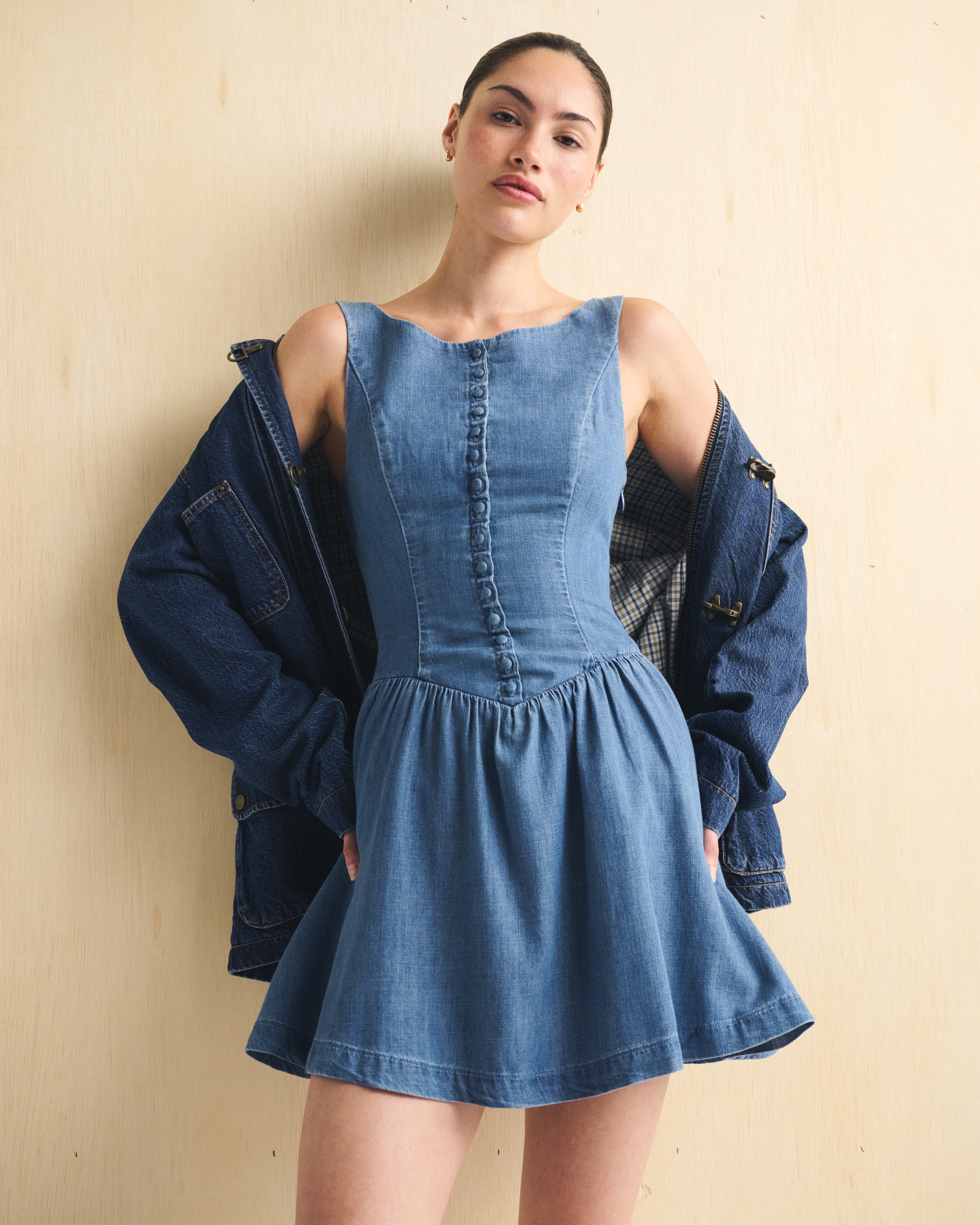 Женские платья Abercrombie & Fitch High-Neck Denim Mini Dress — фото 3