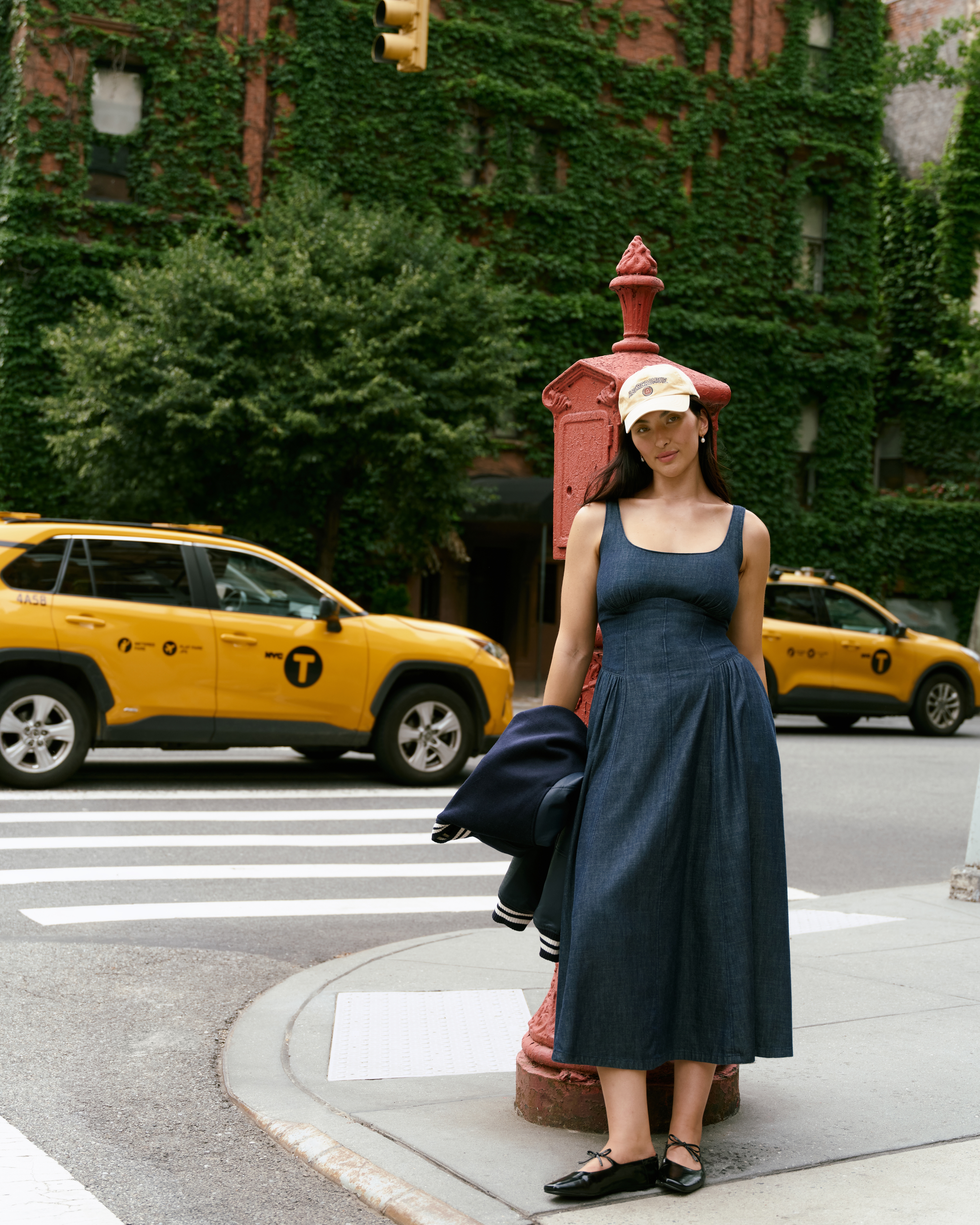 Женское платье Abercrombie & Fitch A&F Dylan Bra-Free Denim Midi, цвет: Тёмная варка — фото 2
