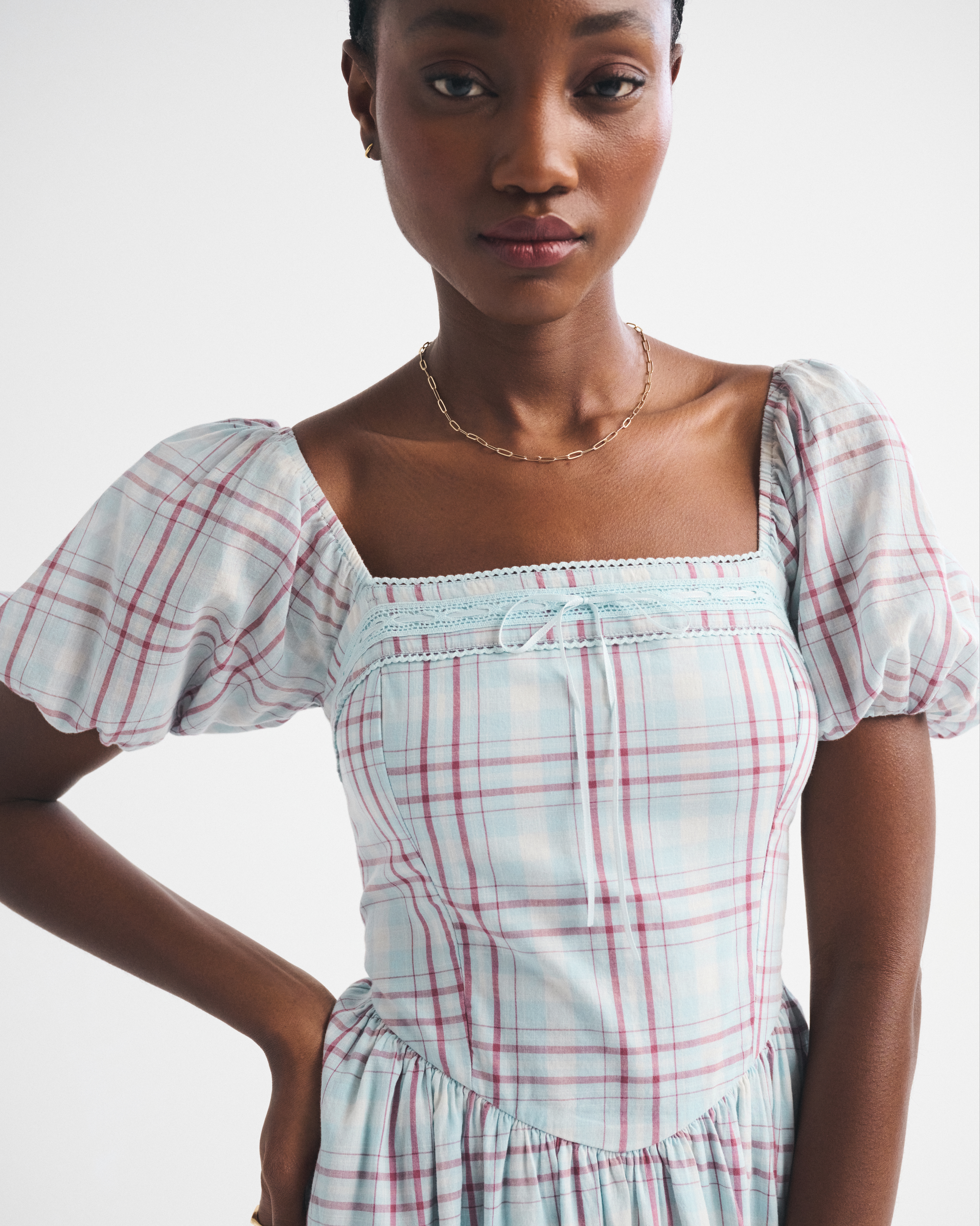 Женские платья Abercrombie & Fitch A&F Emerson Puff Sleeve Dipped-Waist Midi Dress — фото 3
