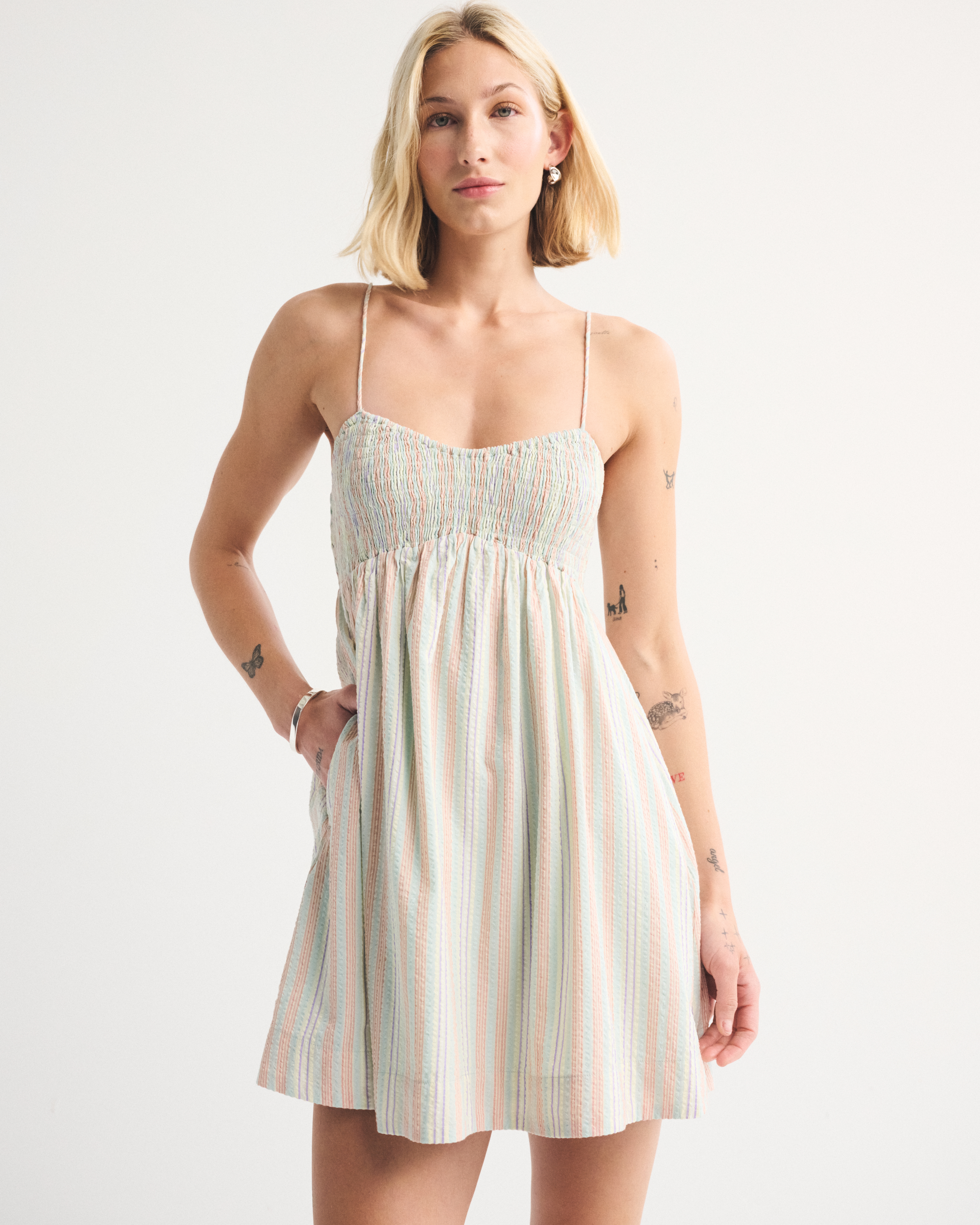 Женские платья Abercrombie & Fitch Smocked Sweetheart Mini Dress — фото 2